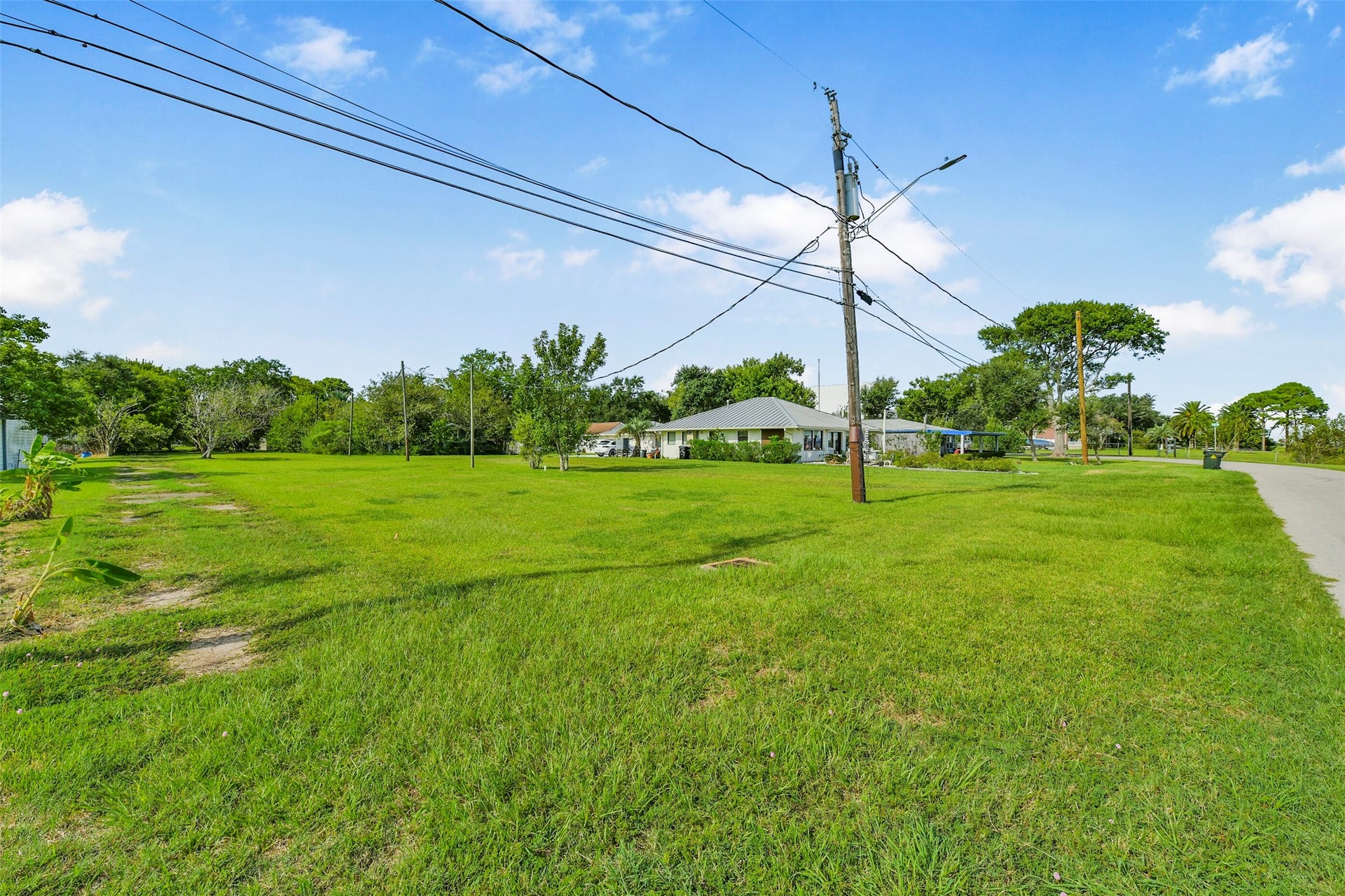 2480 E East Bayshore Drive, San Leon, TX 77539 2480 E East Bayshore Drive, San Leon, TX 77539