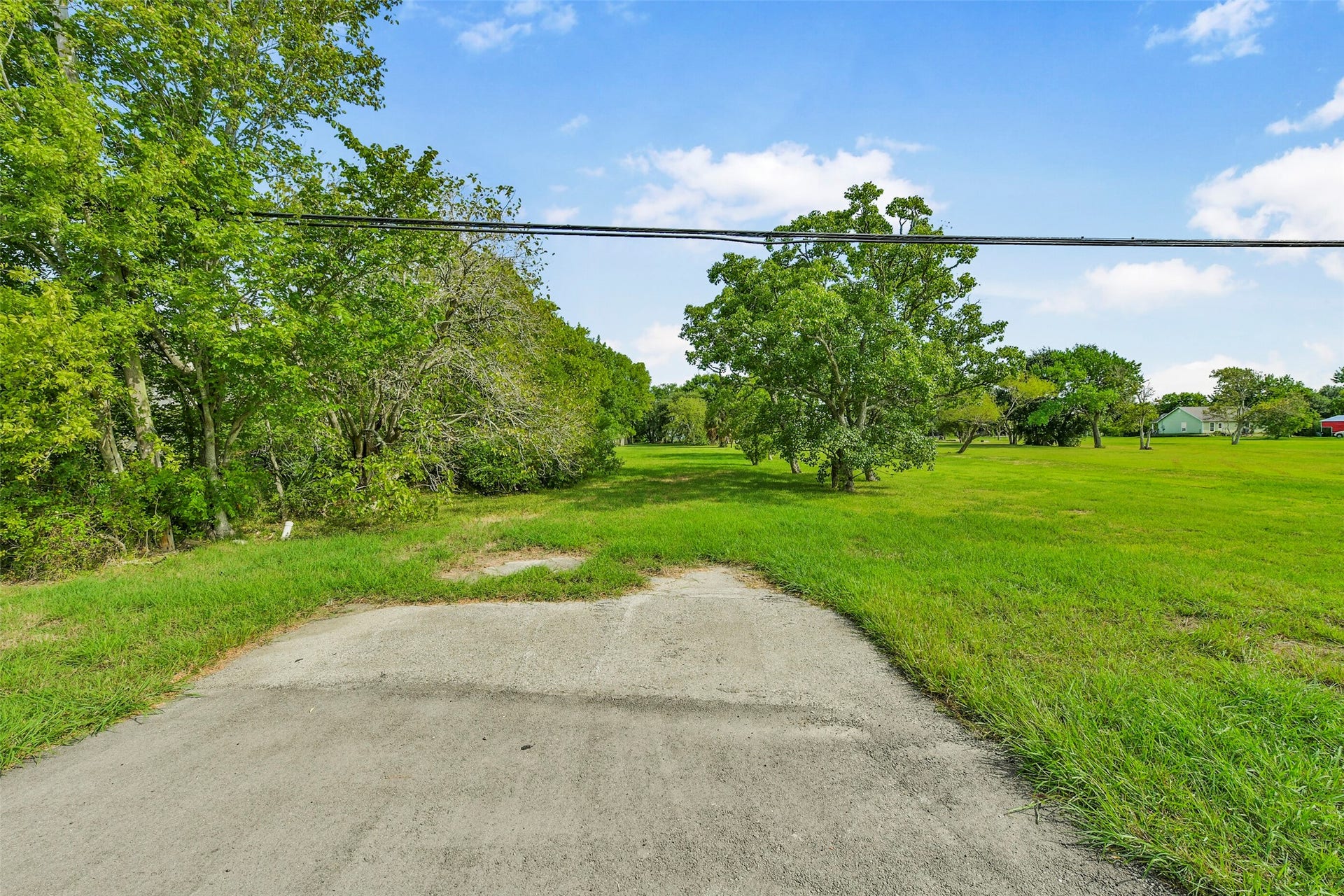 2480 E East Bayshore Drive, San Leon, TX 77539 Concrete driveway.