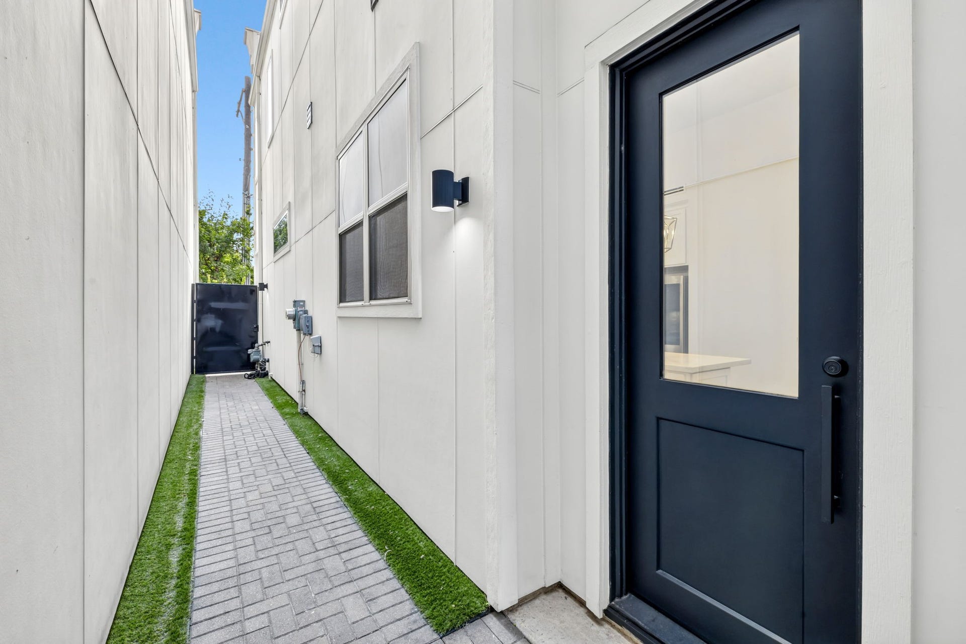 1713 Holman Street, Houston, TX 77004 Privacy gate