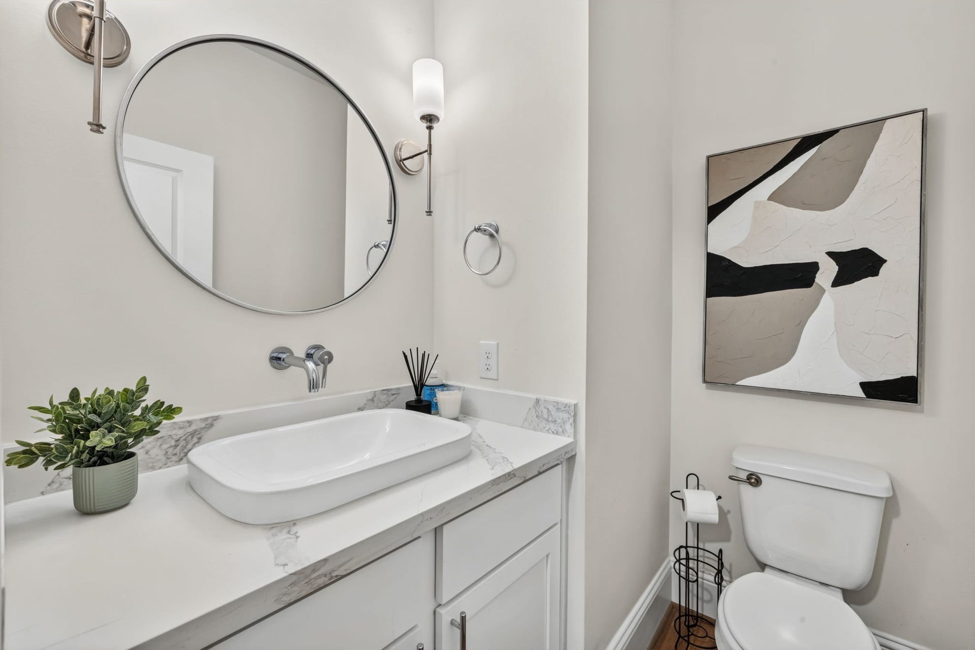 1713 Holman Street, Houston, TX 77004 Easily accessible first-floor powder room ideal for guests