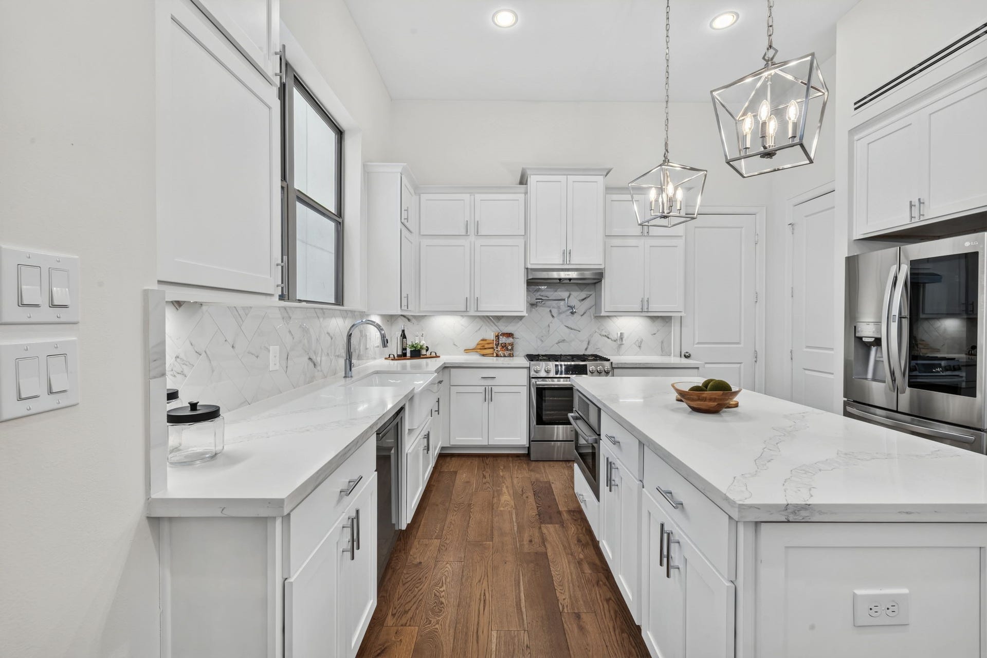 1713 Holman Street, Houston, TX 77004 A generous kitchen equipped with premium Bosch stainless steel appliances and the LG refrigerator is included!