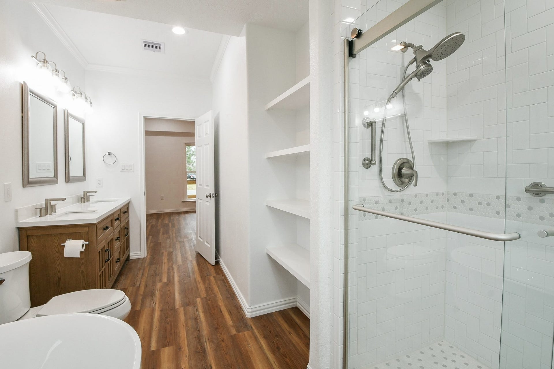 3200 Hoover Street, La Marque, TX 77568 Double sinks with upgraded fixtures