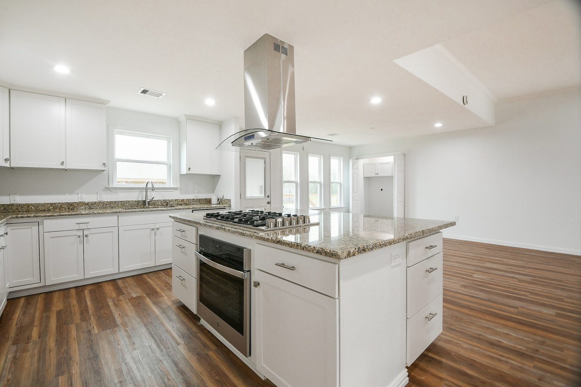 3200 Hoover Street, La Marque, TX 77568 Gas cooktop.