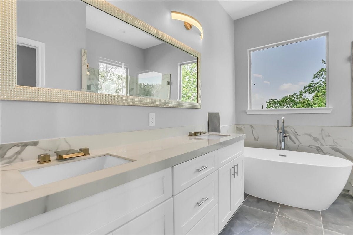 3327 Kilgore Street, #F, Houston, TX 77021 Imagine relaxing in the large soaking tub....