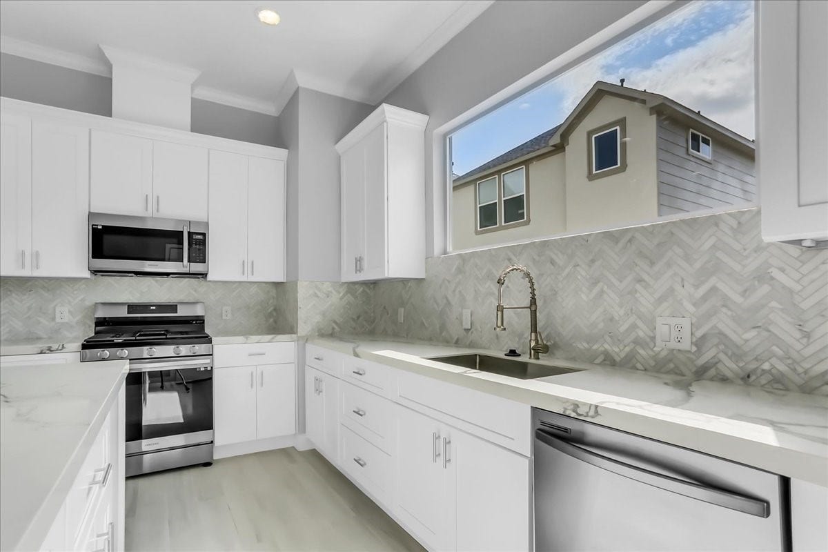 3327 Kilgore Street, #F, Houston, TX 77021 The kitchen boast with porcelain backsplash and stainless steel appliances.