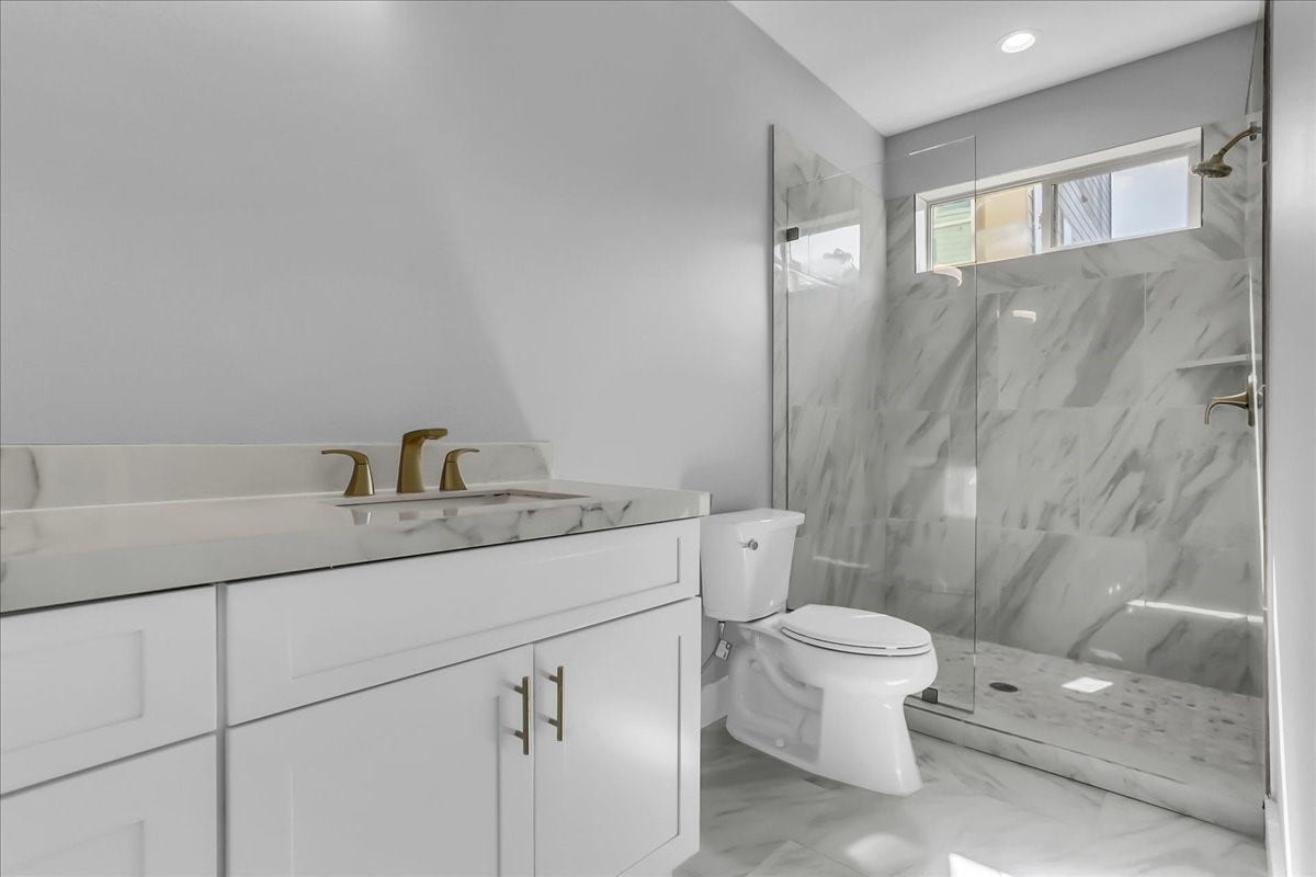 3327 Kilgore Street, #F, Houston, TX 77021 Each bedroom has it's own private bathroom!