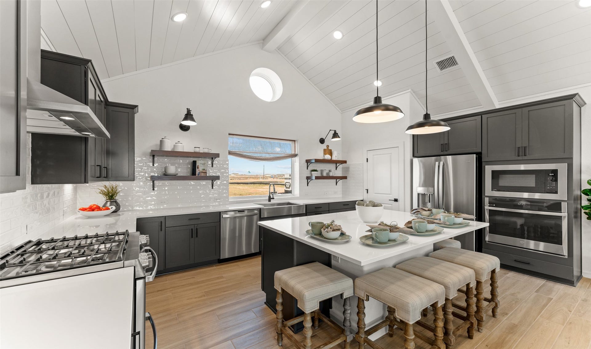 Gourmet island kitchen (*Photo not of actual home and used for illustration purposes only. Colors/finishes may differ from the ones currently selected in the home.)