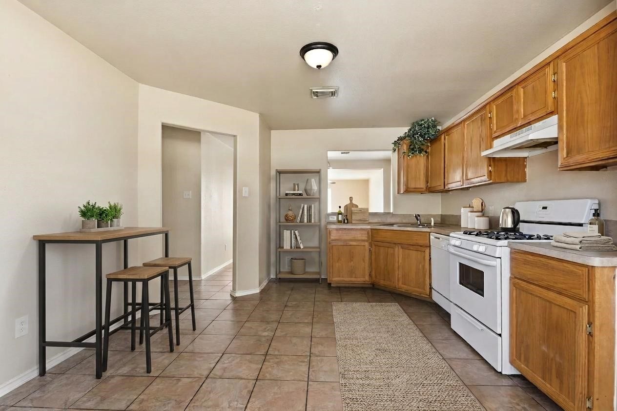 3910 Ridge Canyon Road, Baytown, TX 77521 This photo is virtually staged