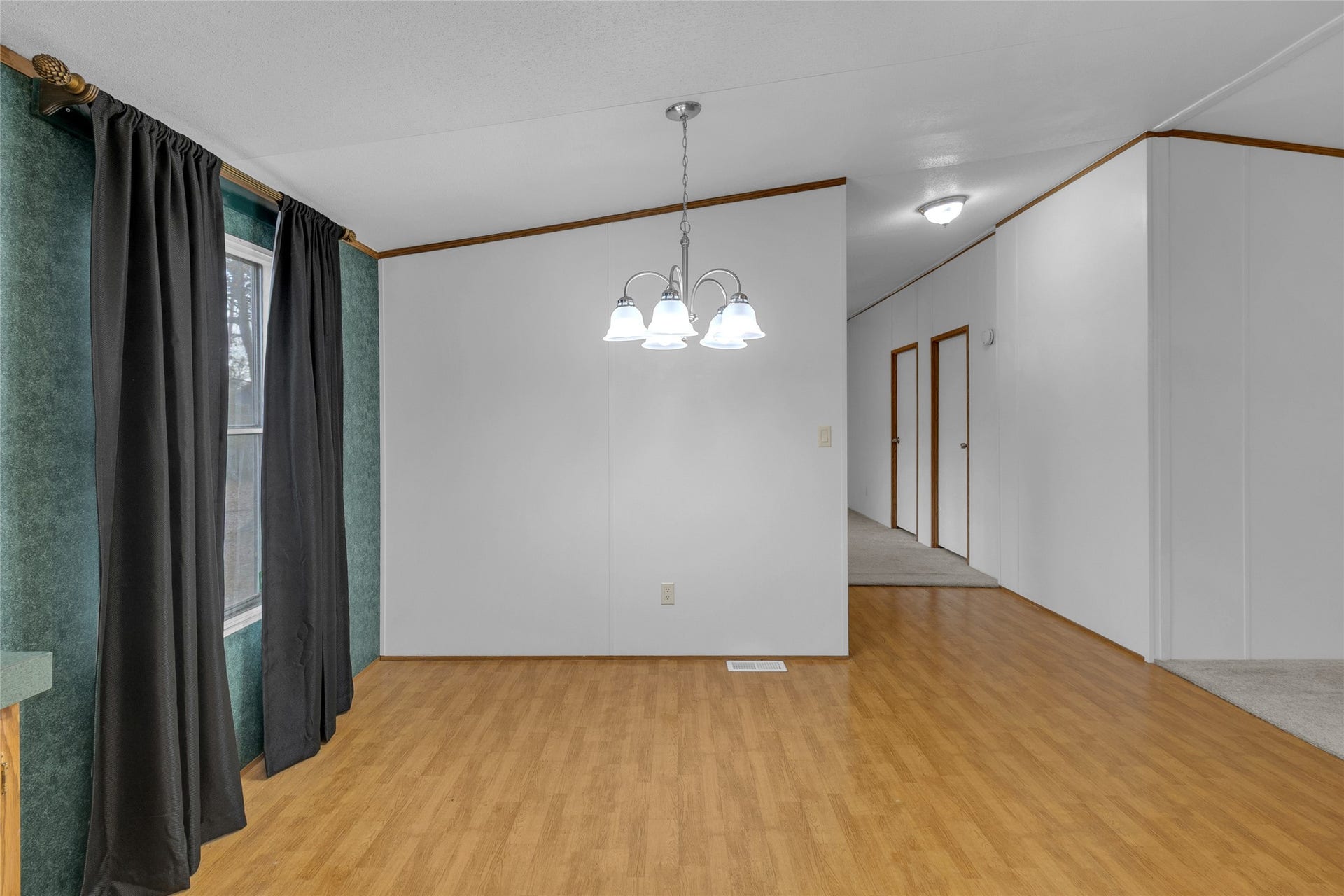 Supplementary image capturing the size and flow of the dining area.