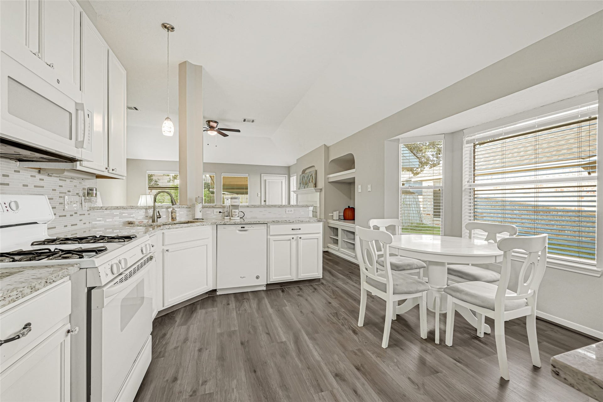 804 Cherry Blossom Drive, League City, TX 77573 gas cooking and granite counters make this eat-in kitchen perfect for preparing meals