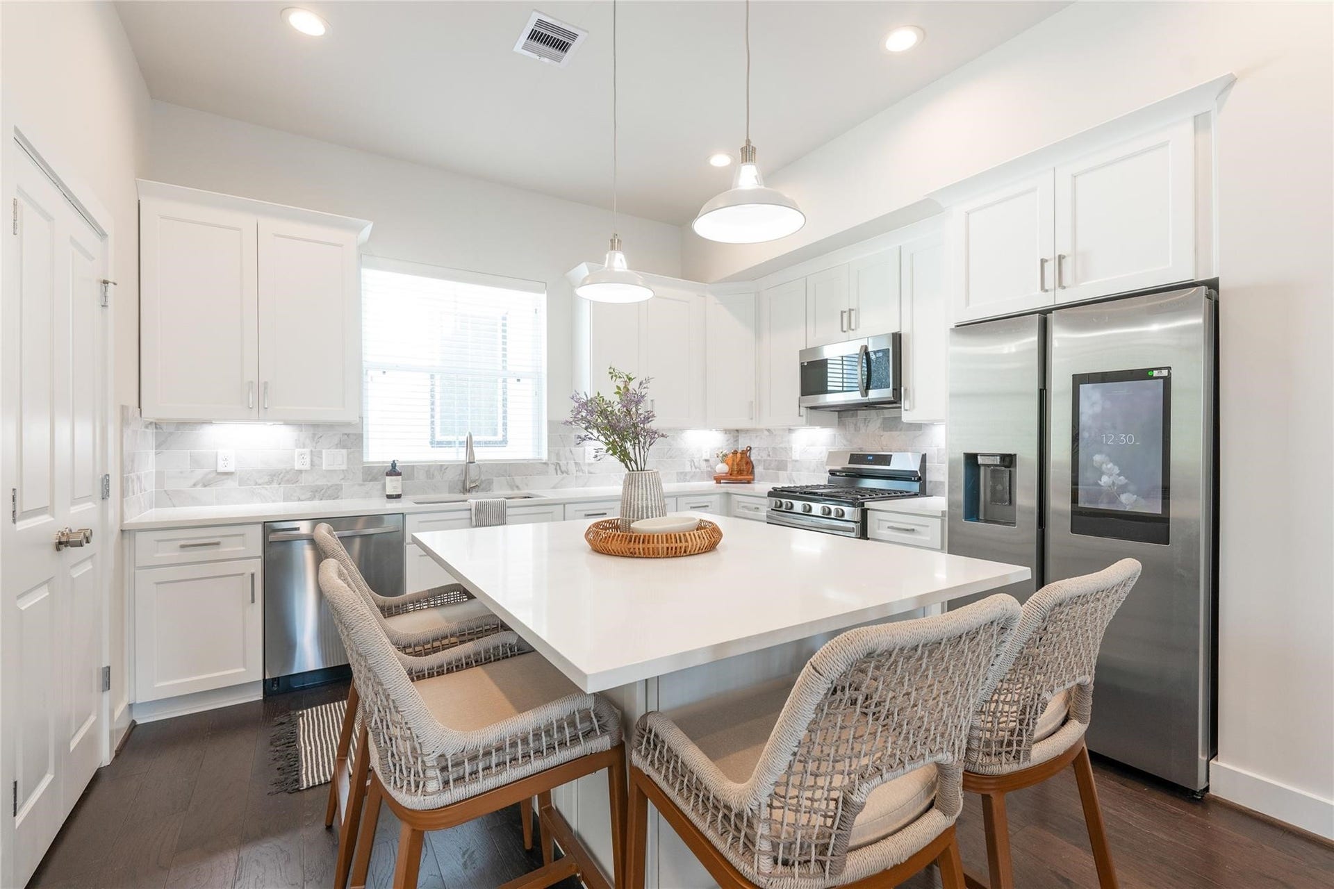5518 Wheatley Street, #B, Houston, TX 77091 Kitchen overlooking the dining area