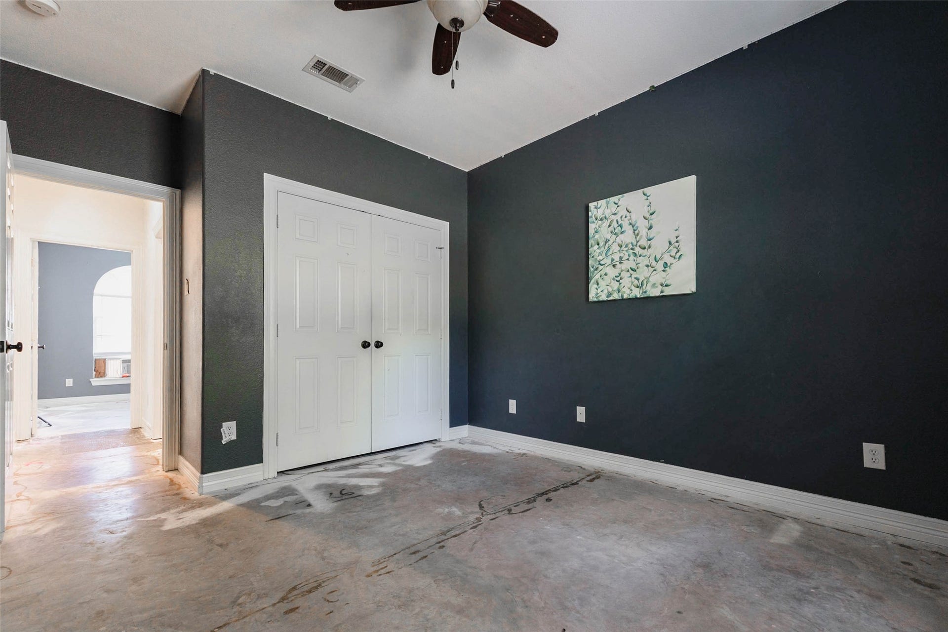 346 Skylark Street, Magnolia, TX 77355 Bedroom 3 offers a comfortable space with a double-door closet and ceiling fan. Whether used as a bedroom, study, or creative space, there are several possibilities for this room.