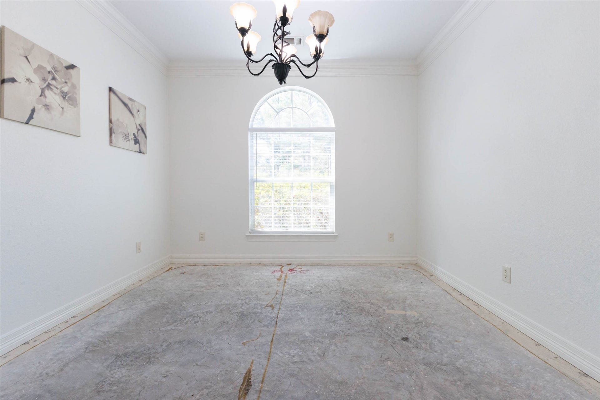 346 Skylark Street, Magnolia, TX 77355 The formal dining room features an elegant chandelier, crown molding, and a beautiful arched window. A wonderful opportunity to create a dining space that reflects your own style.