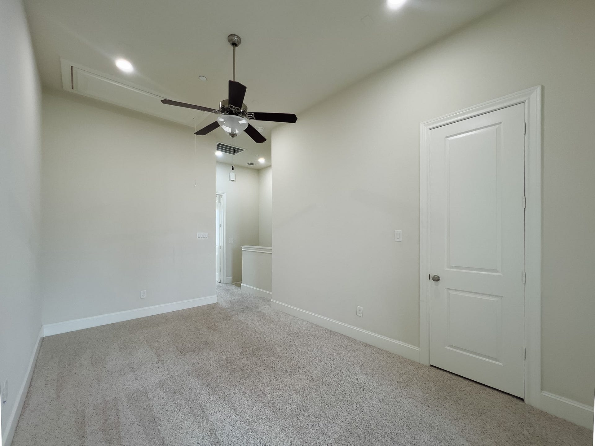 Game room / loft which can be walled off to be a another bedroom