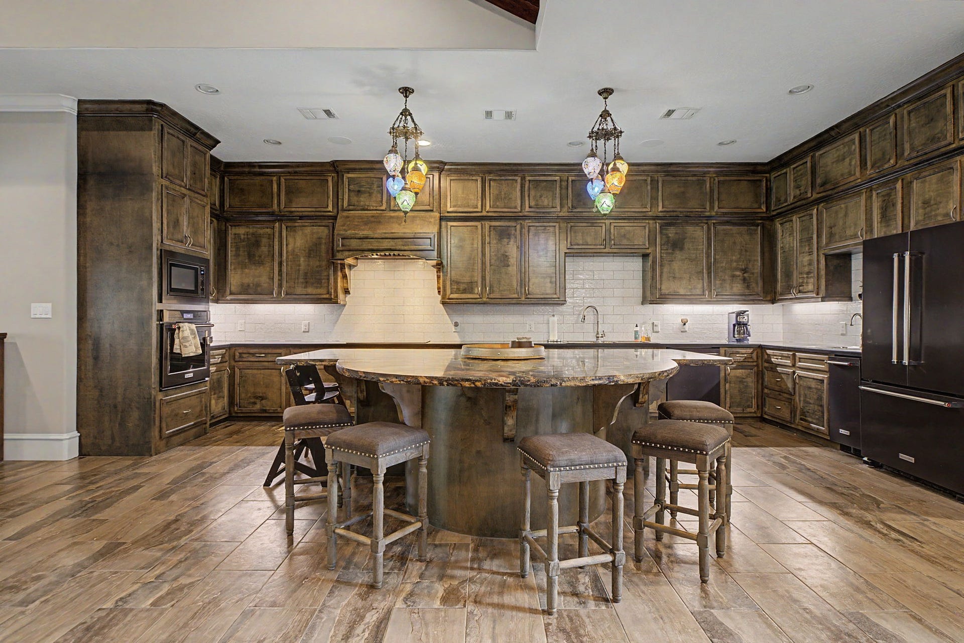 11865 Hope Lane, Magnolia, TX 77354 This well-appointed kitchen features stainless steel appliances and is plumbed for gas, offering flexibility for future appliance upgrades.