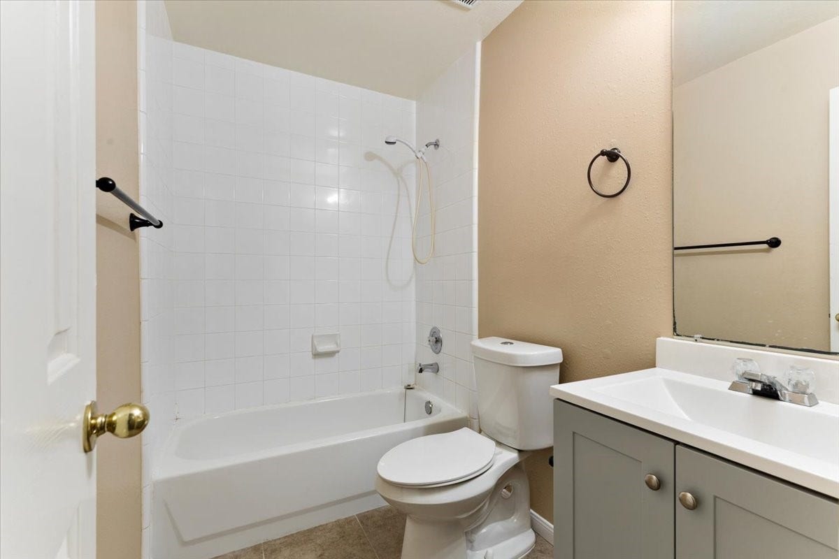 12097 La Salle Branch, Conroe, TX 77304 Secondary bathroom
