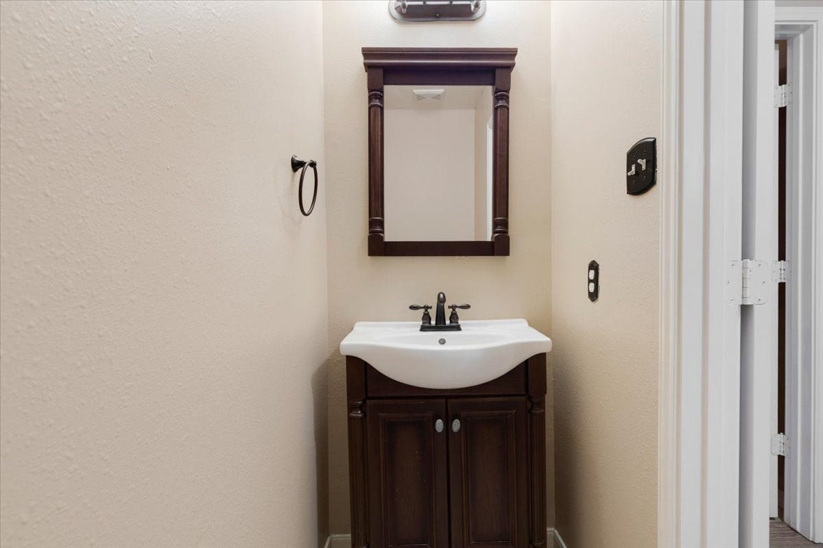 12097 La Salle Branch, Conroe, TX 77304 Powder room