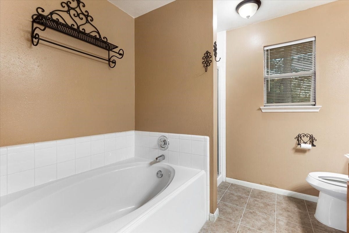 12097 La Salle Branch, Conroe, TX 77304 Soaking tub and separate shower.