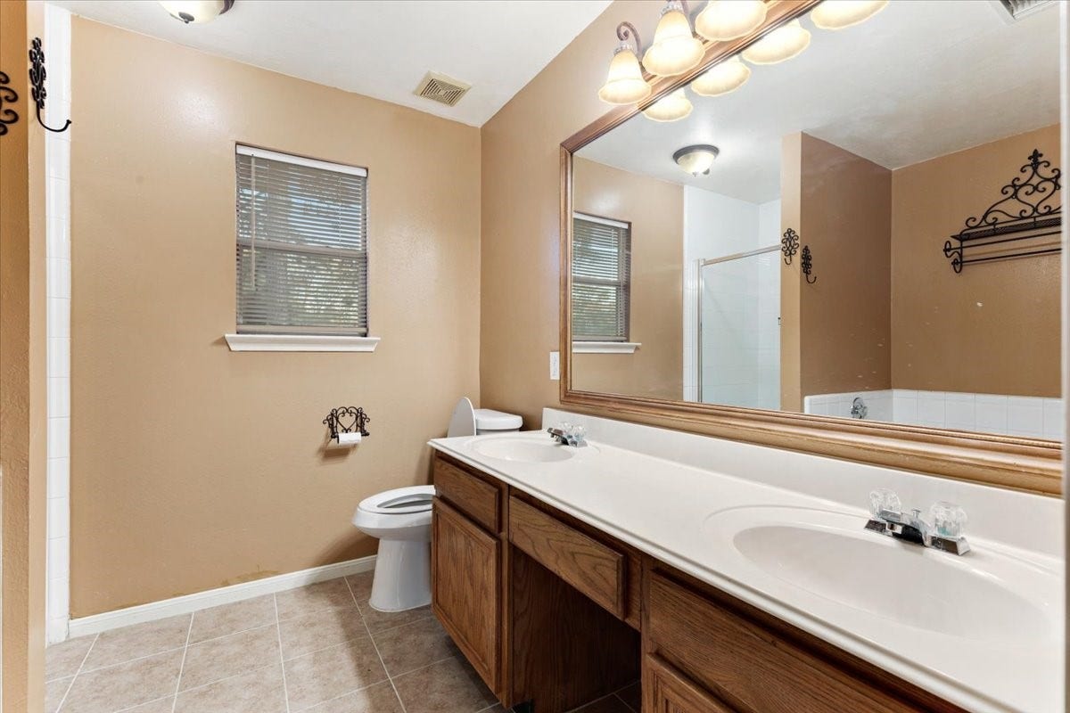 12097 La Salle Branch, Conroe, TX 77304 Prymary bathroom-Double vanity