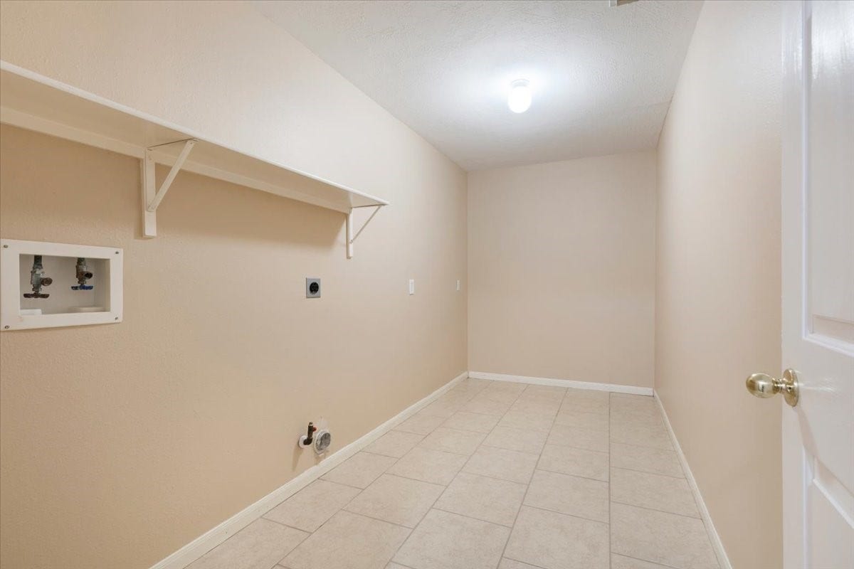 12097 La Salle Branch, Conroe, TX 77304 Large utility room