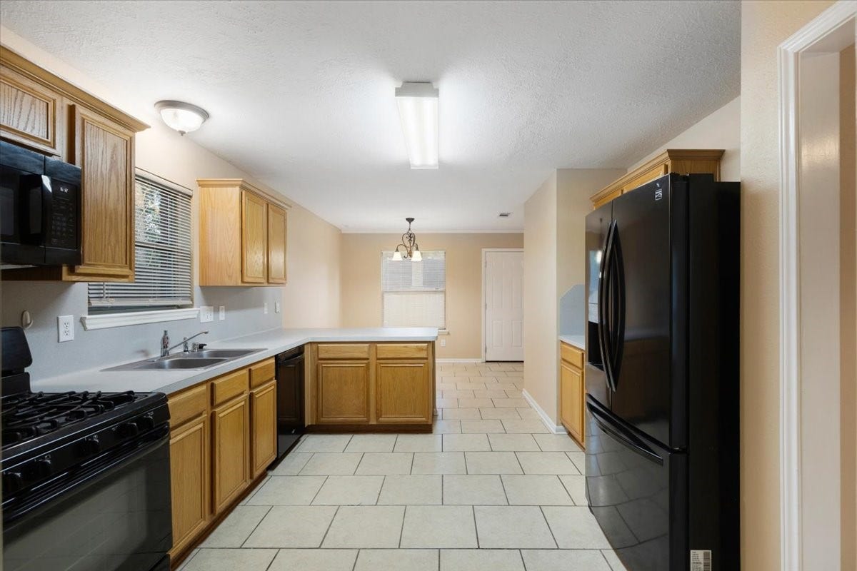 12097 La Salle Branch, Conroe, TX 77304 Kitchen and breakfast tea