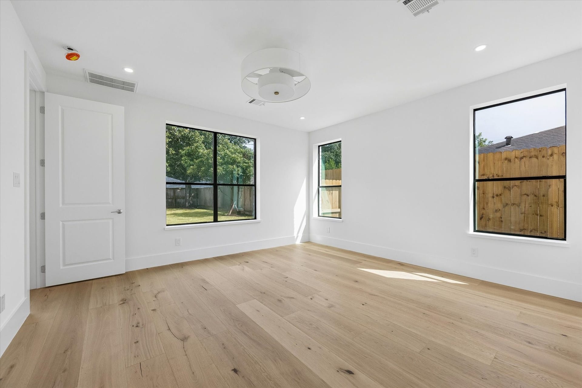 4714 W Alabama Street, Houston, TX 77027 Downstairs bedroom with en-suite bath