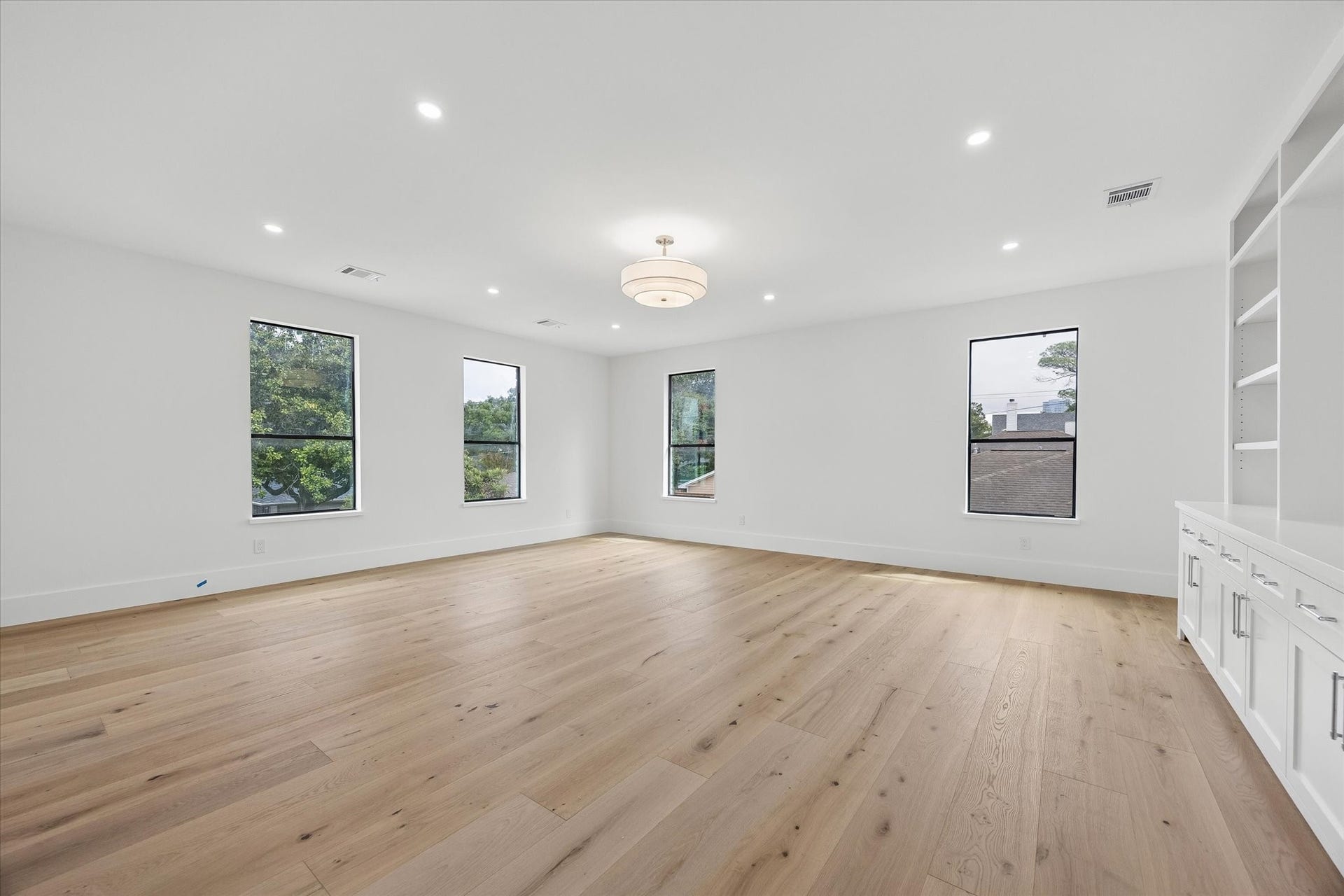 4714 W Alabama Street, Houston, TX 77027 Upstairs spacious primary suite with custom built-ins and lovely views of the backyard!
