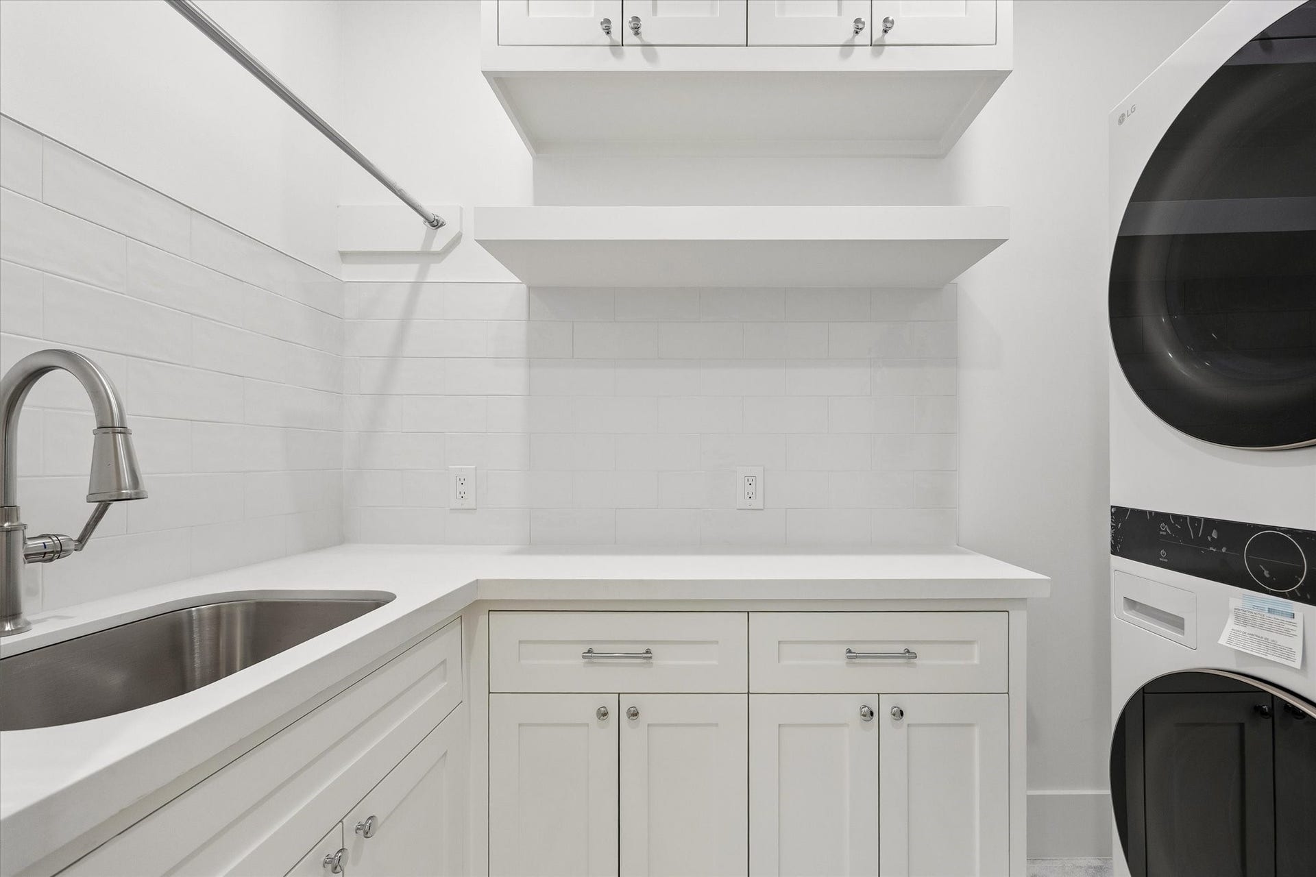 4714 W Alabama Street, Houston, TX 77027 Upstairs laundry room