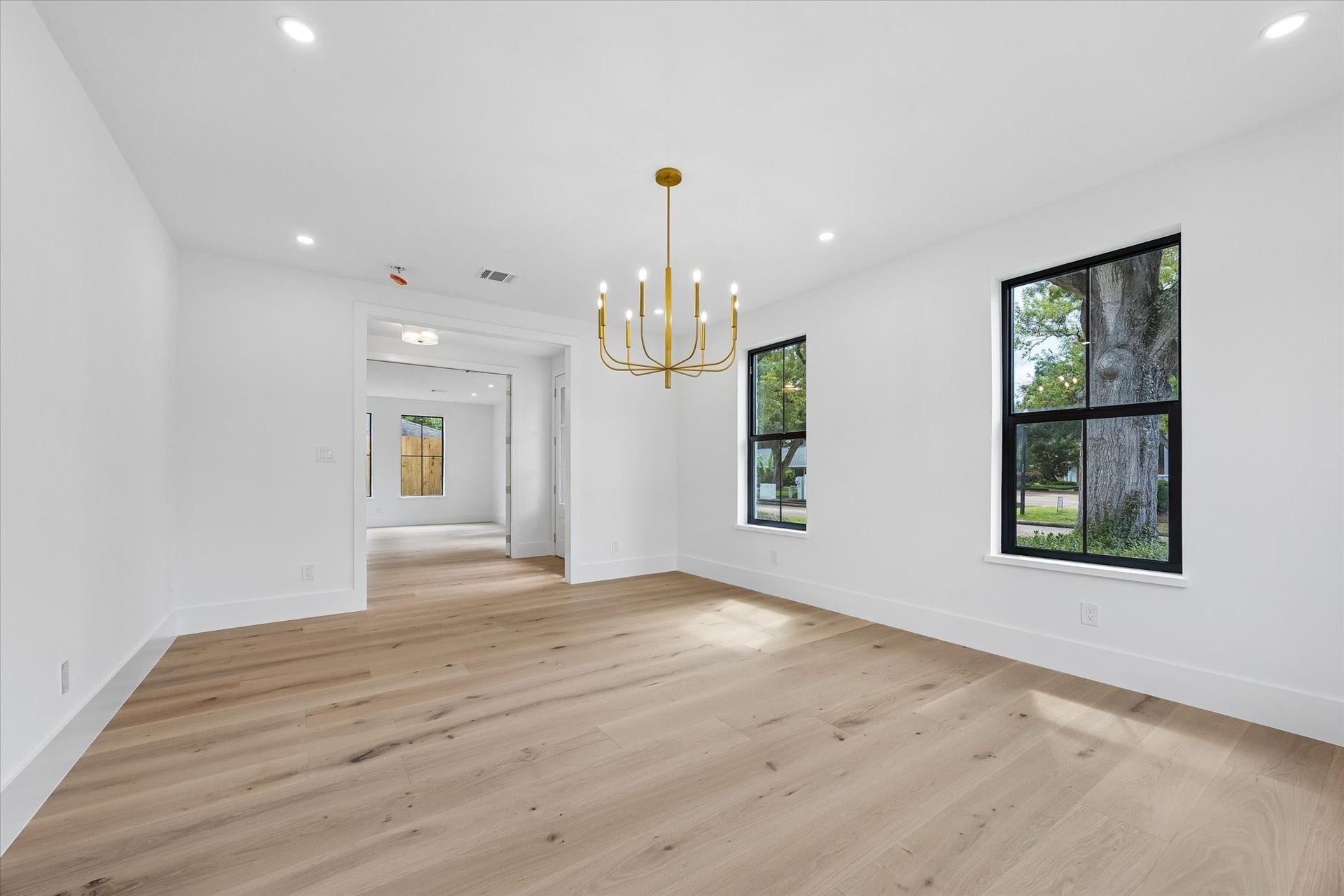 4714 W Alabama Street, Houston, TX 77027 Just off the entry is the light and bright dining room that is perfect for entertaining!