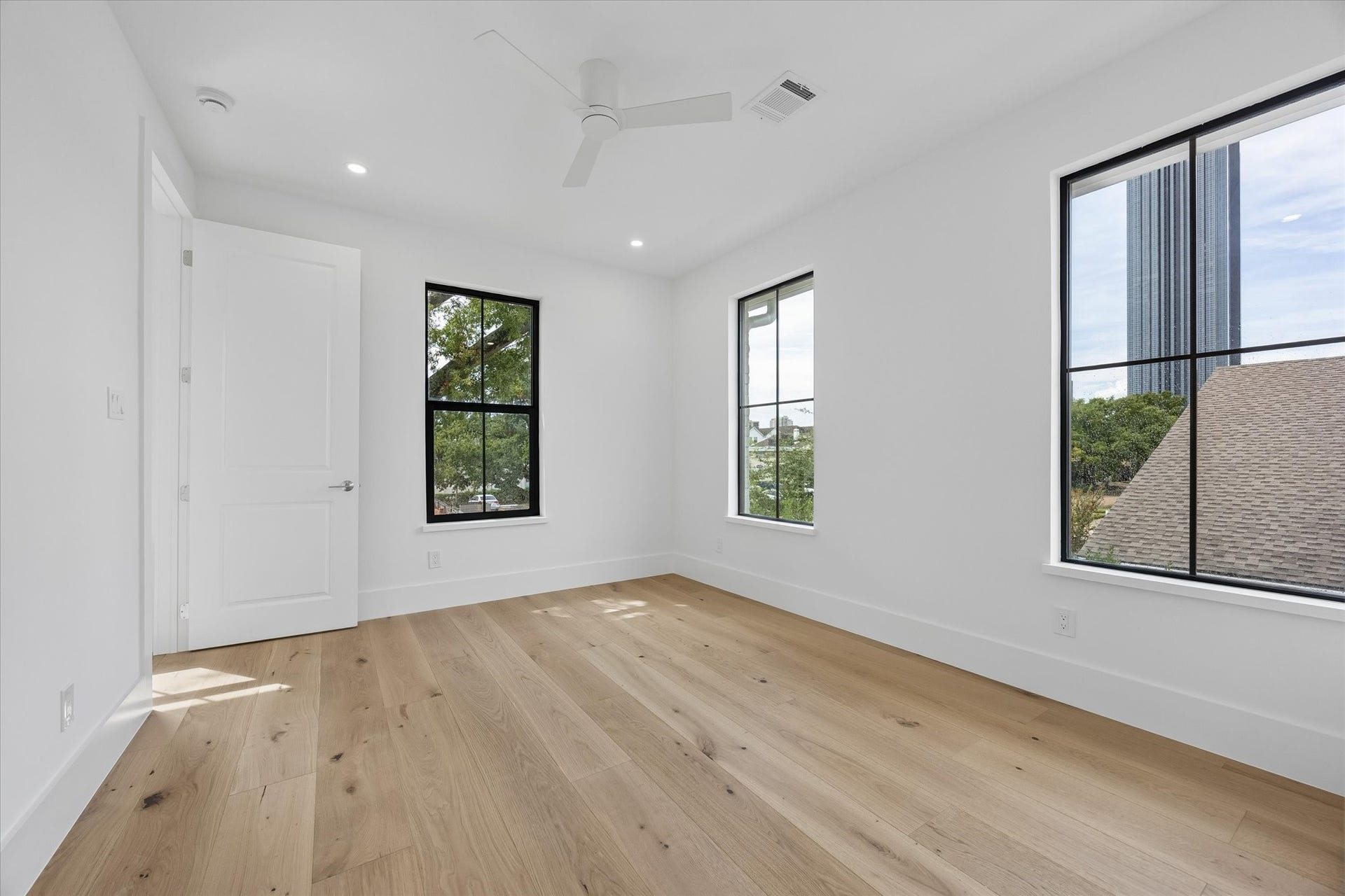 4714 W Alabama Street, Houston, TX 77027 One of two upstairs secondary bedrooms with an en-suite bath.
