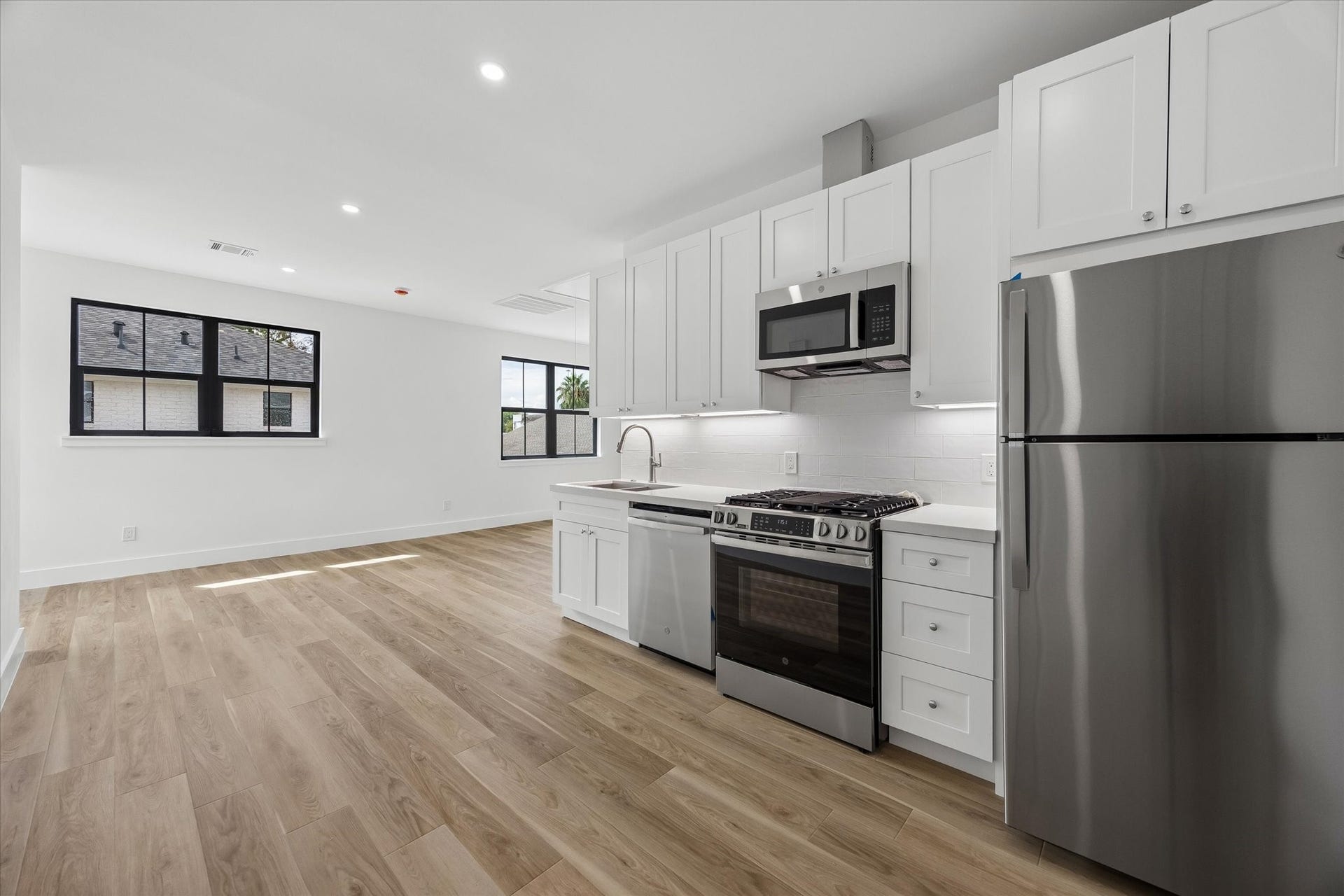 4714 W Alabama Street, Houston, TX 77027 Guest quarters over the garage that is ideal for visitors or a home office!