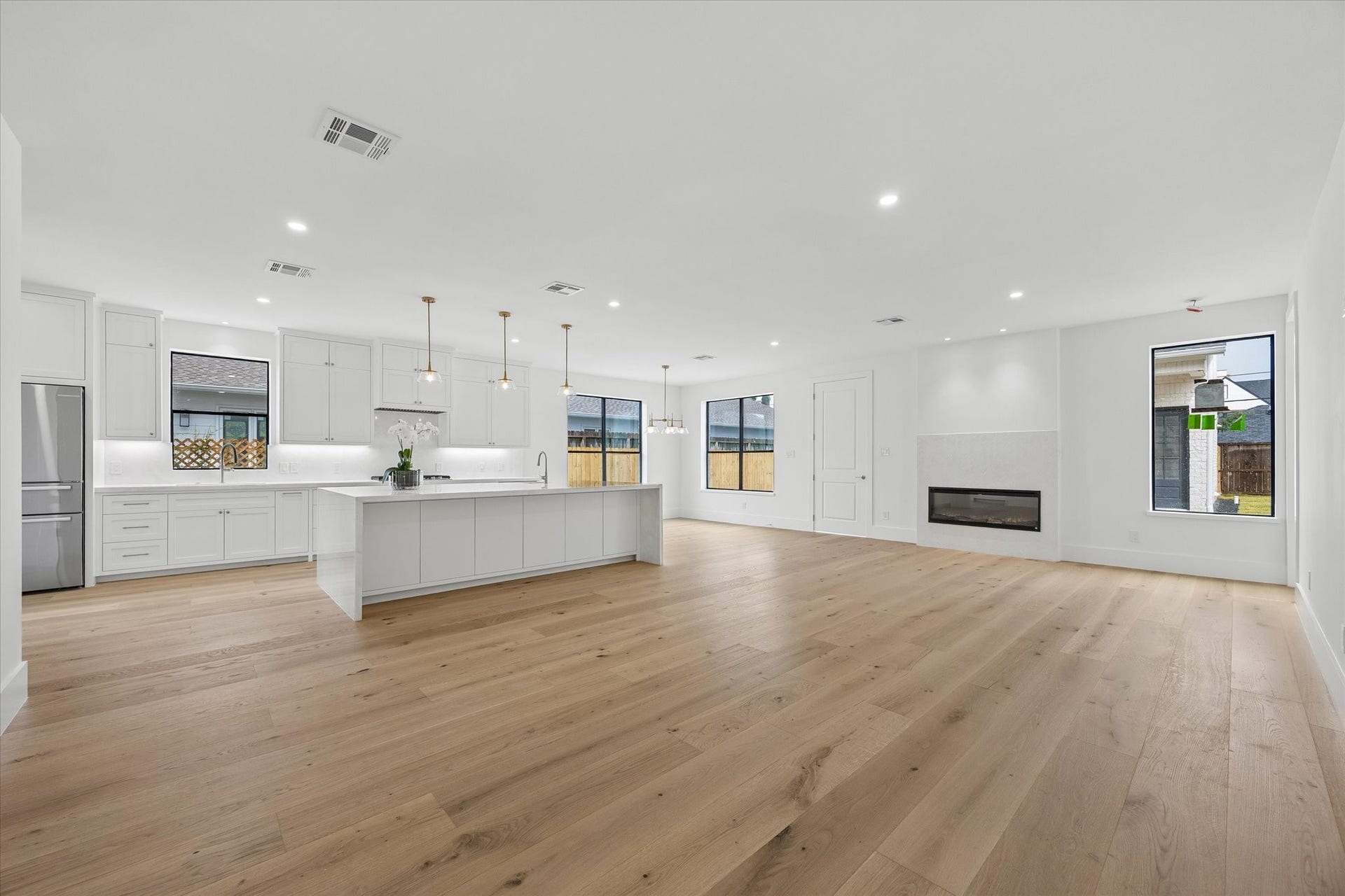 4714 W Alabama Street, Houston, TX 77027 Fabulous open layout with a fireplace, ample natural light and a gourmet kitchen!