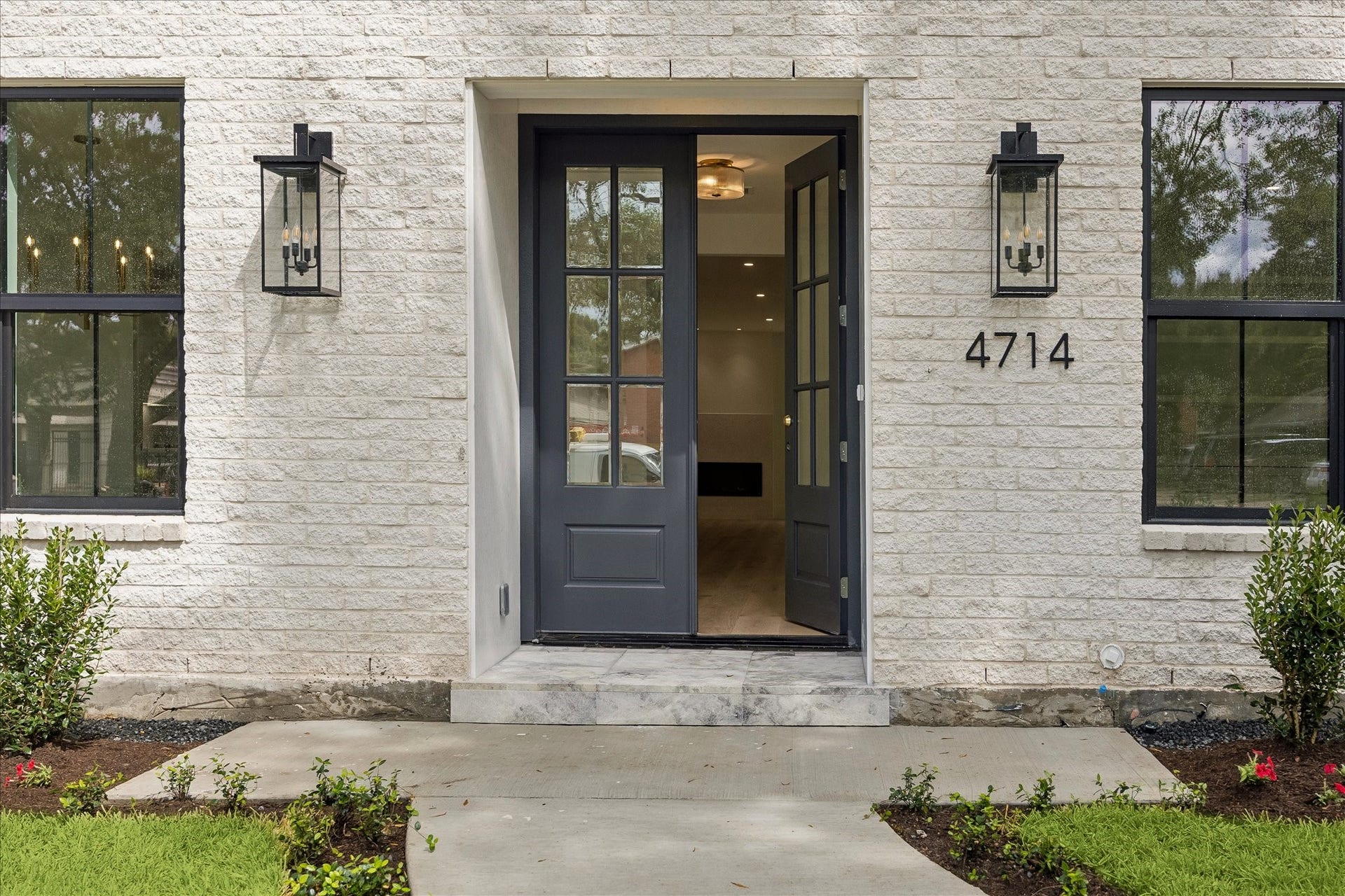 4714 W Alabama Street, Houston, TX 77027 Welcome home!
