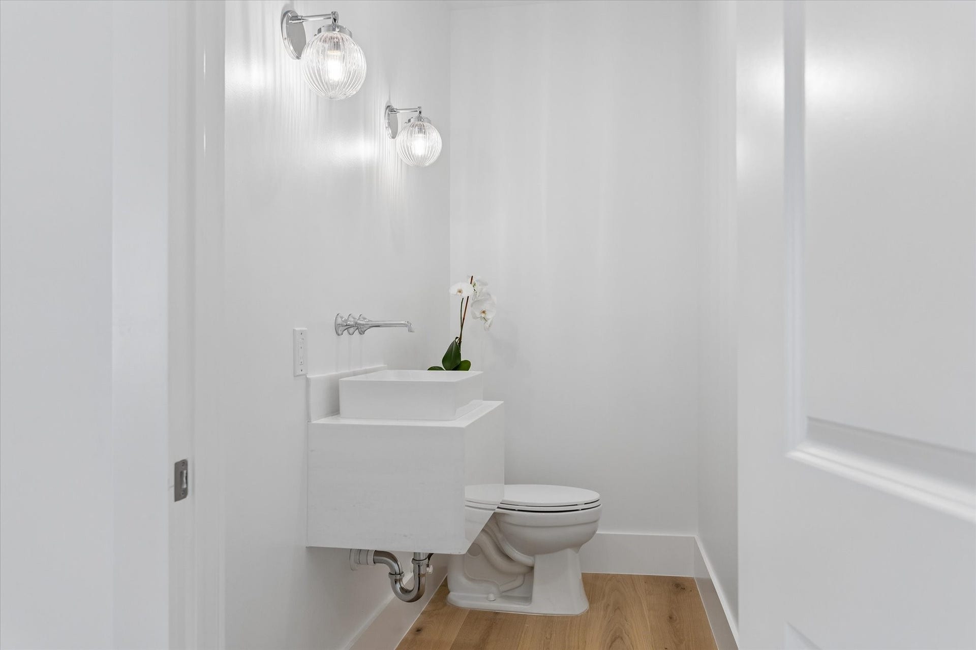 4714 W Alabama Street, Houston, TX 77027 Lovely powder bath off the living room.