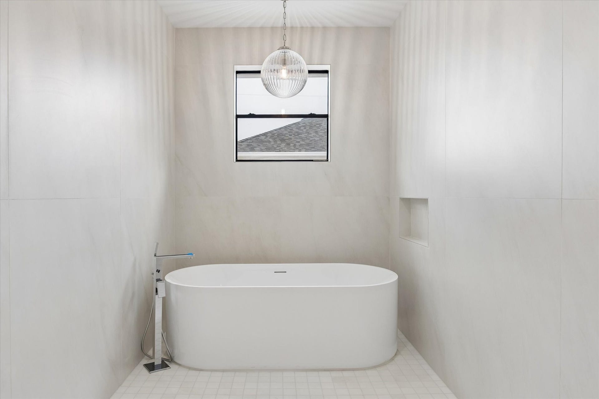4714 W Alabama Street, Houston, TX 77027 The primary bath offers a fabulous soaking tub and walk-in shower.