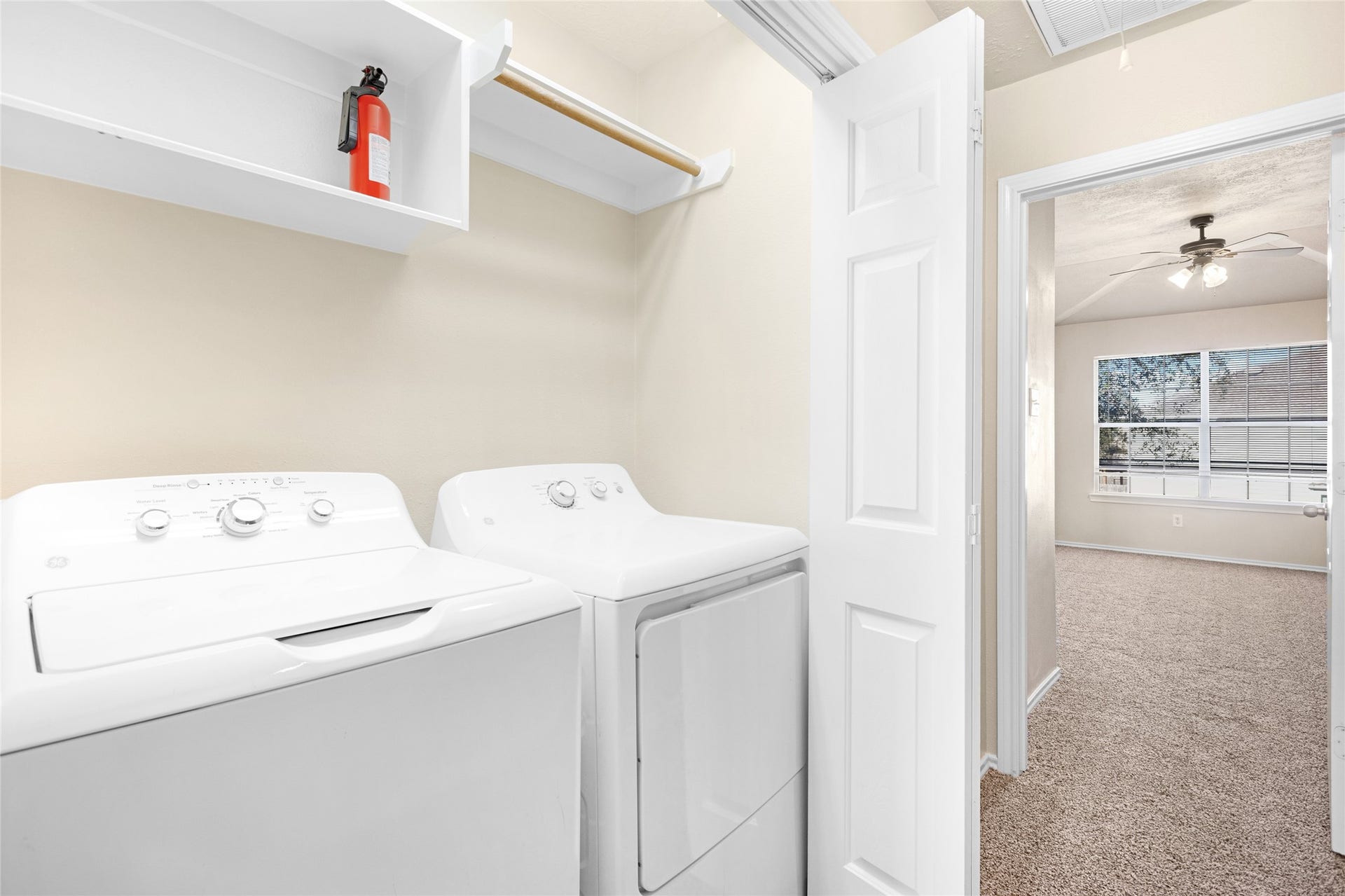 3412 Orchid Trace Lane, Houston, TX 77047 Conveniently located laundry area with a full size washer and dryer