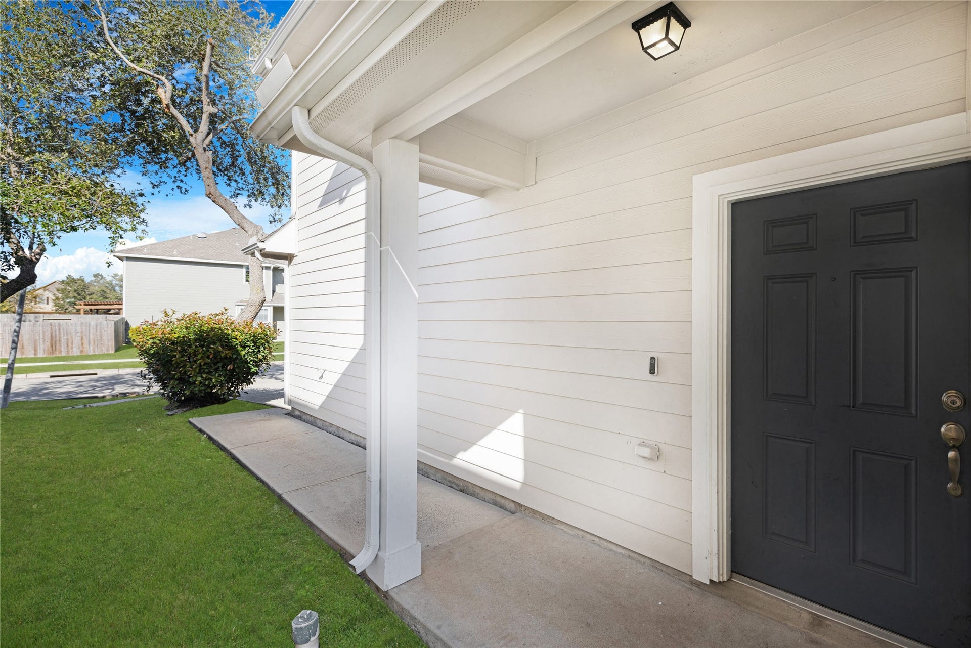 3412 Orchid Trace Lane, Houston, TX 77047 Private, inviting front entryway with a small covered porch, offering a welcoming first impression of the home. Let's see what this adorable townhome has to offer!