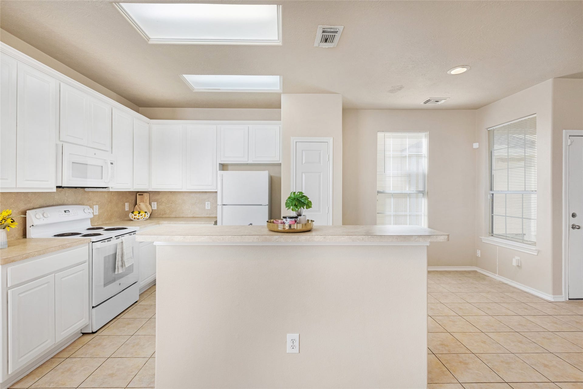3412 Orchid Trace Lane, Houston, TX 77047 Breakfast bar with plenty of room for barstools for those who love to host and entertain guests!
