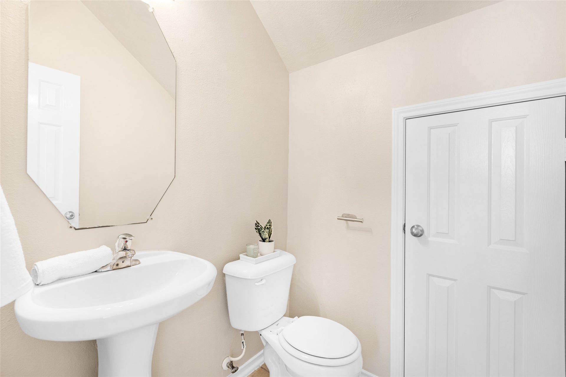 3412 Orchid Trace Lane, Houston, TX 77047 Conveniently located, the inviting powder bathroom features a pedestal sink plus additional storage!