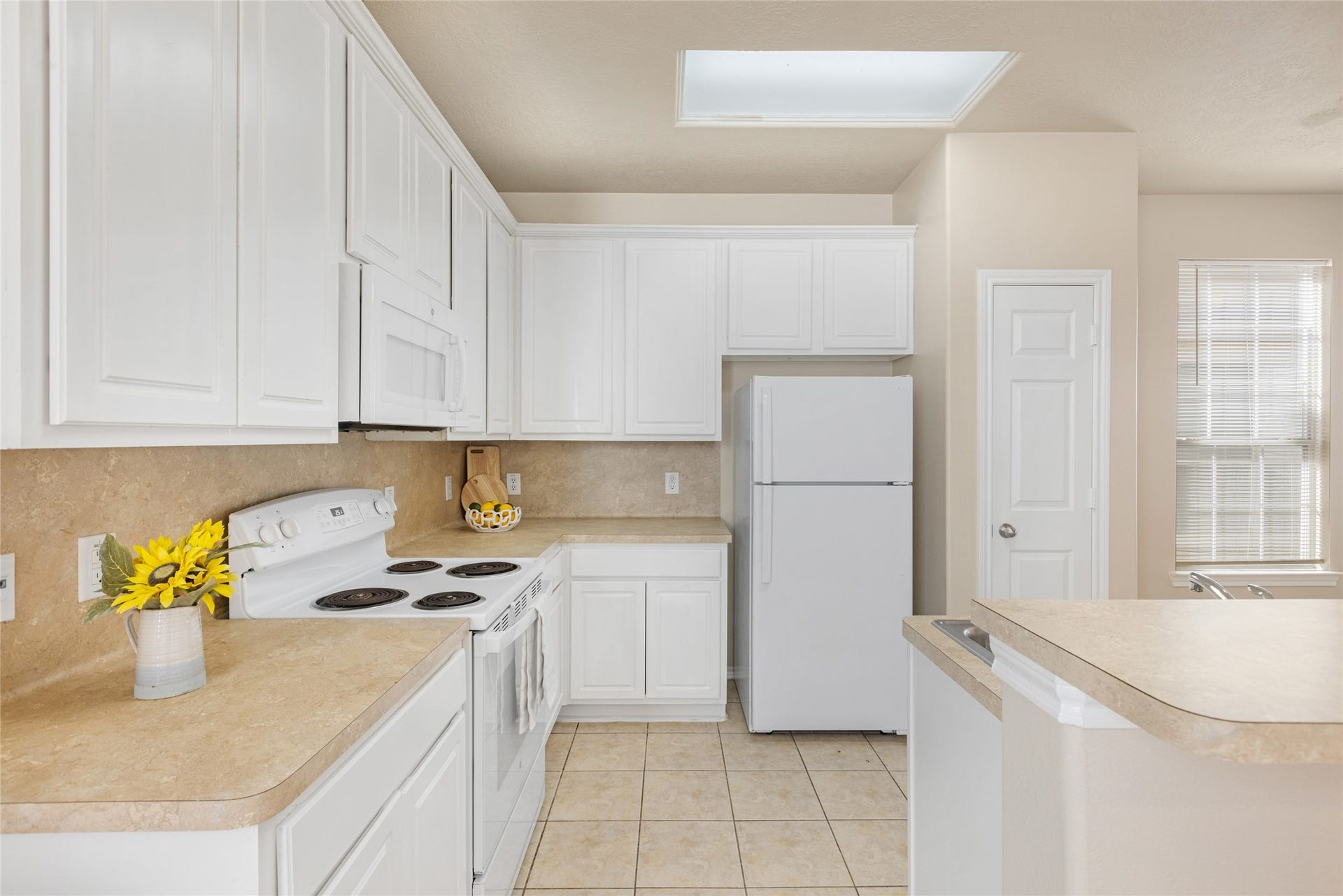 3412 Orchid Trace Lane, Houston, TX 77047 The kitchen features ample counter space, and natural light from a large windows. Ideal for cooking and entertaining!