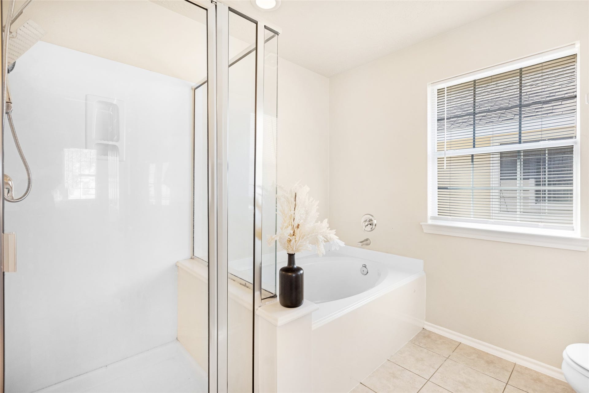 3412 Orchid Trace Lane, Houston, TX 77047 Have a self-care day like no other in this beautiful bathroom!