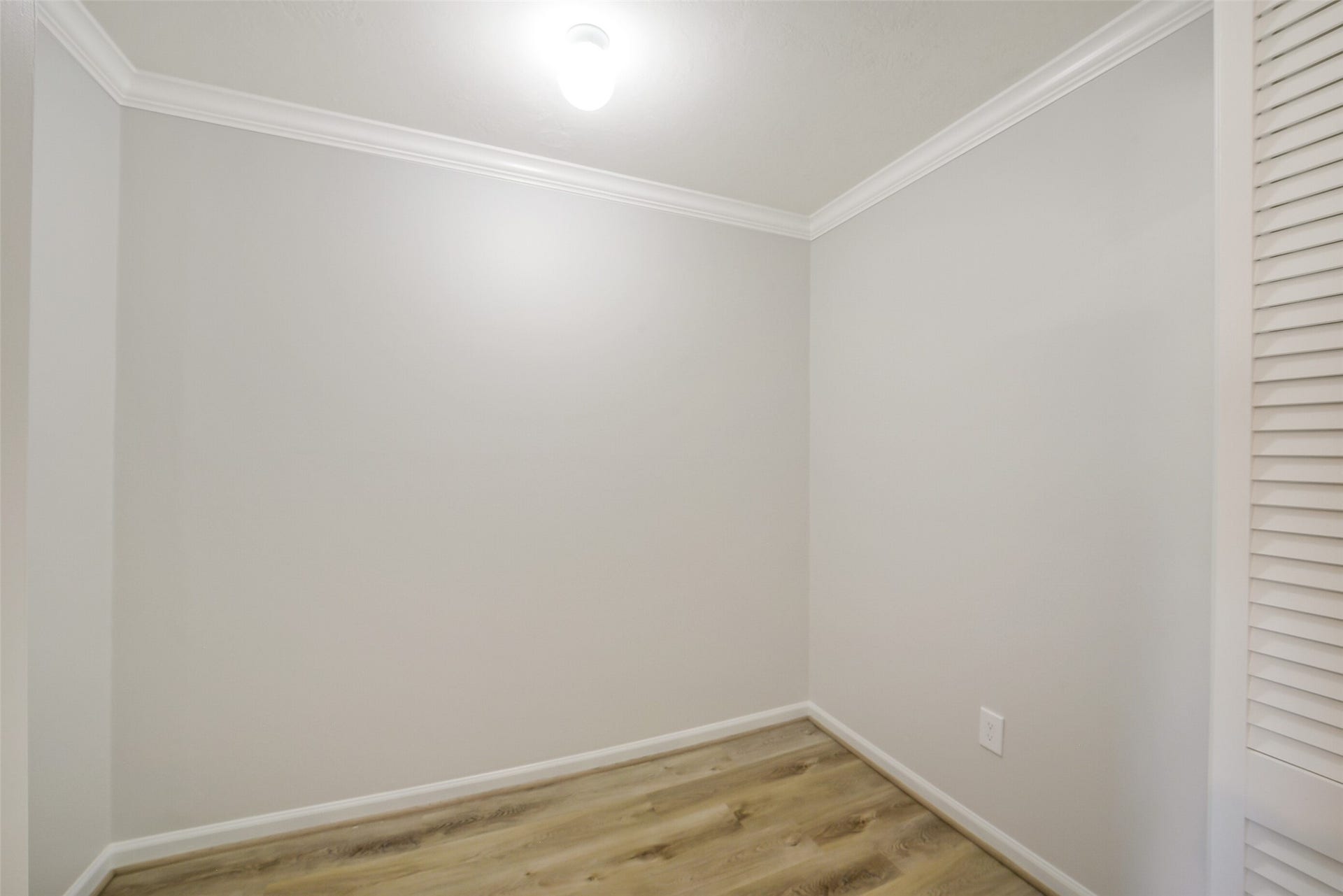 There is a study nook or storage closet.