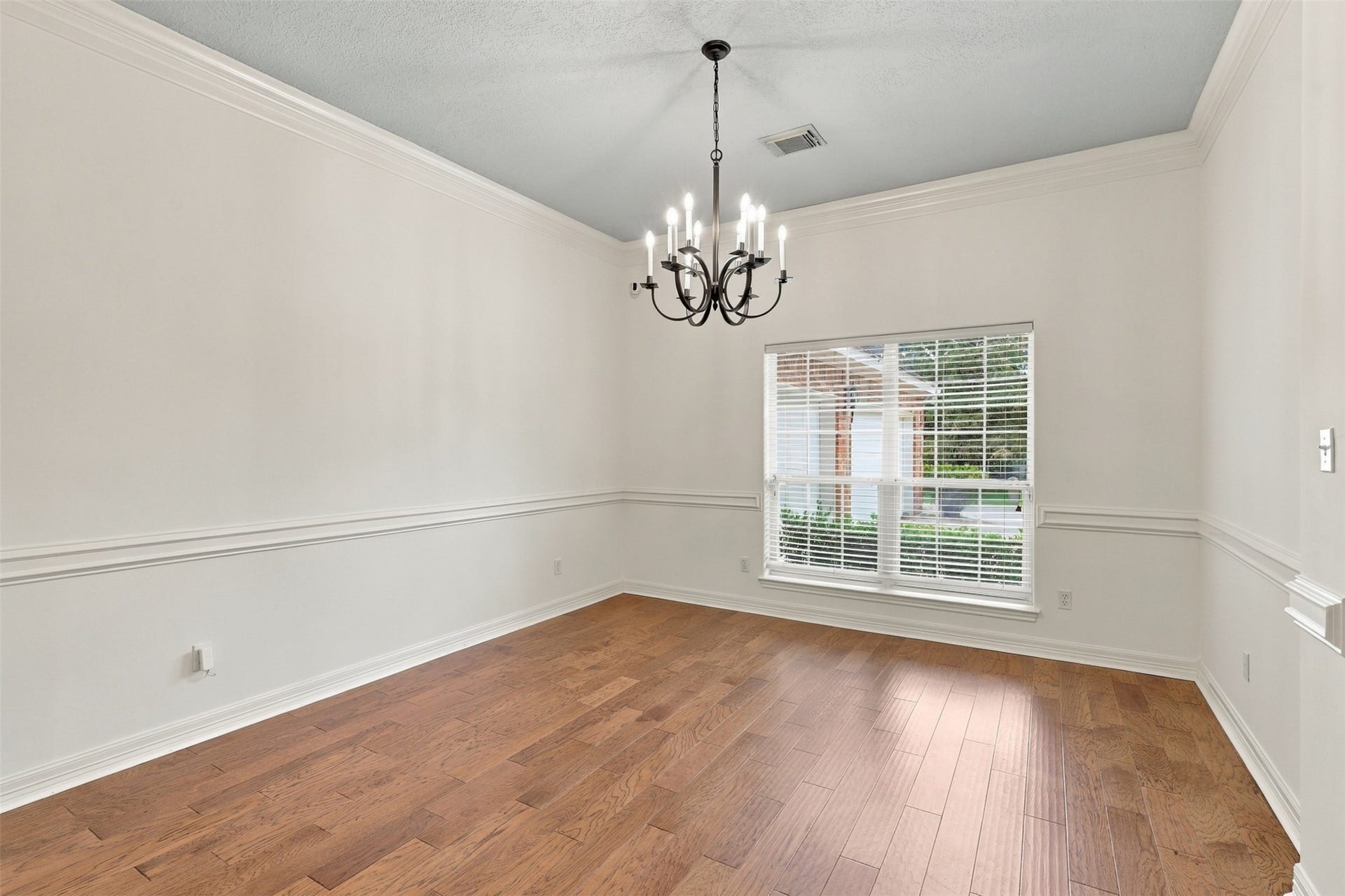 705 Fairway Oaks, Conroe, TX 77302 Formal dining for your hosting needs!