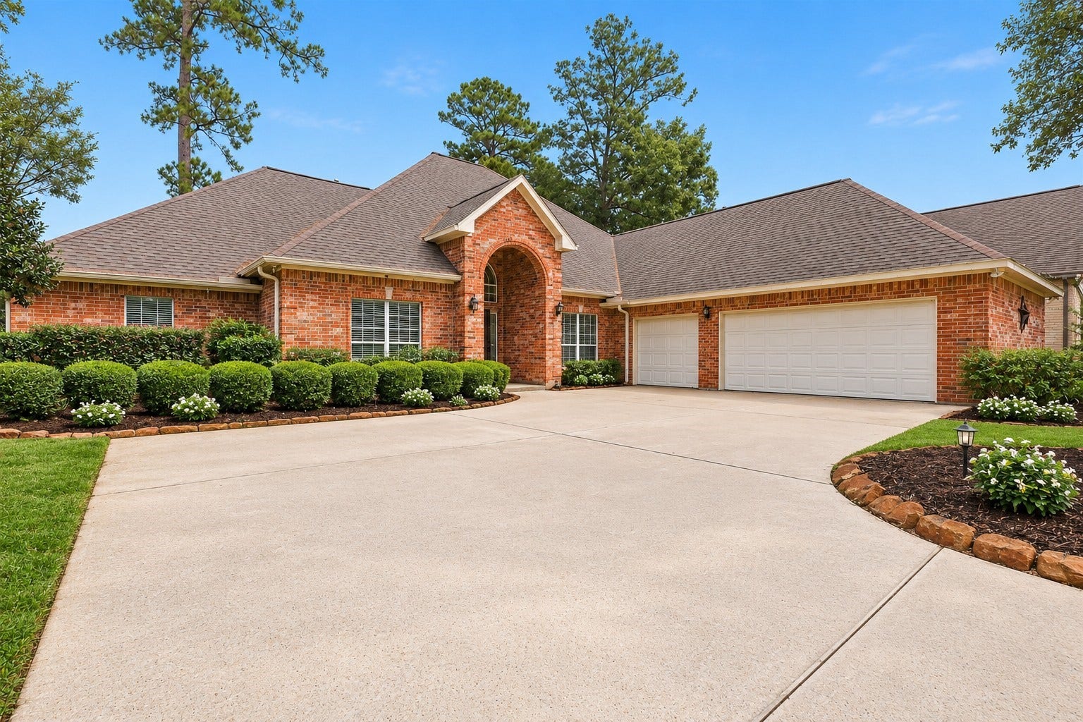 705 Fairway Oaks, Conroe, TX 77302 Circular driveway and a spacious 3-car garage!