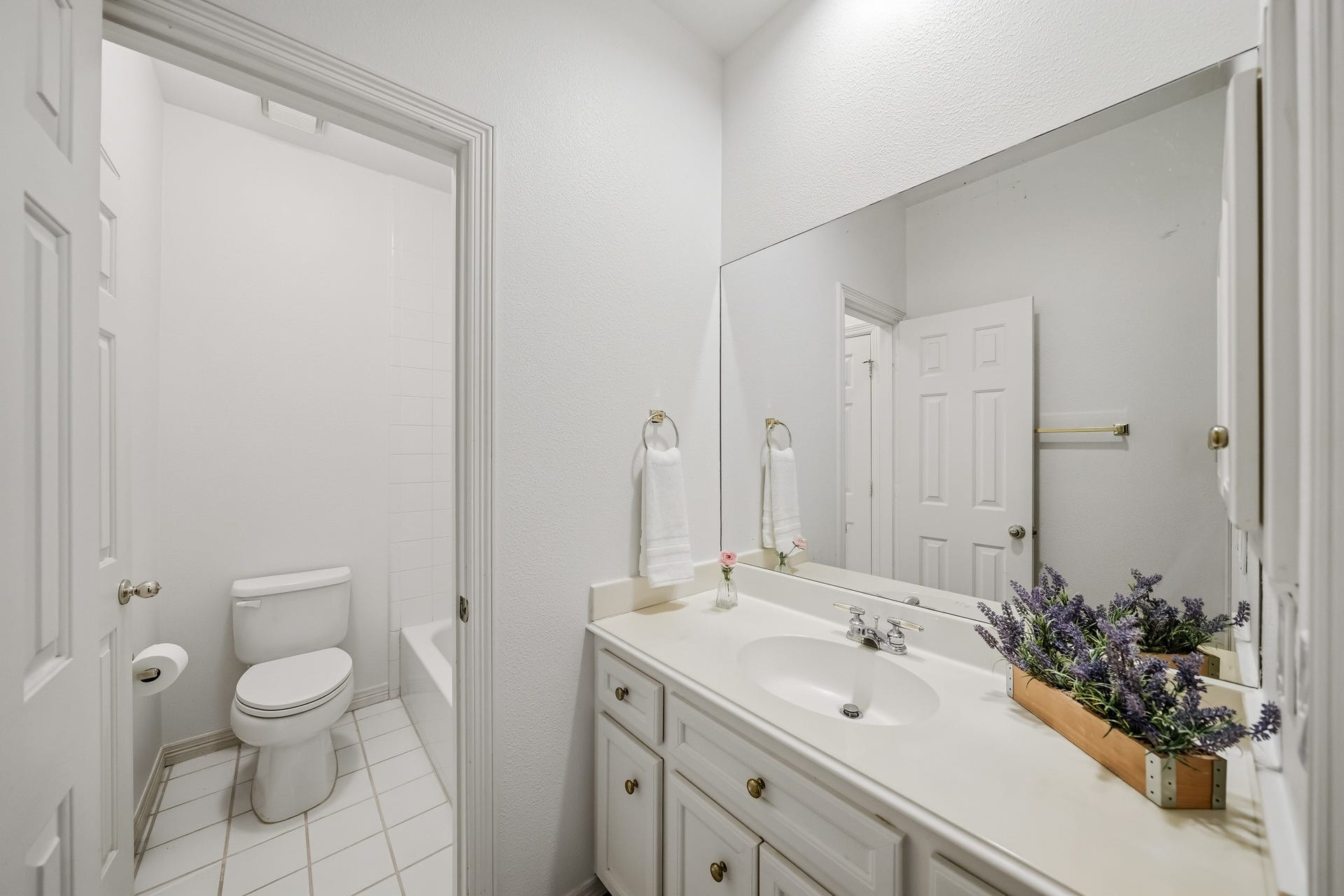 Bath between bedrooms 3 and 4