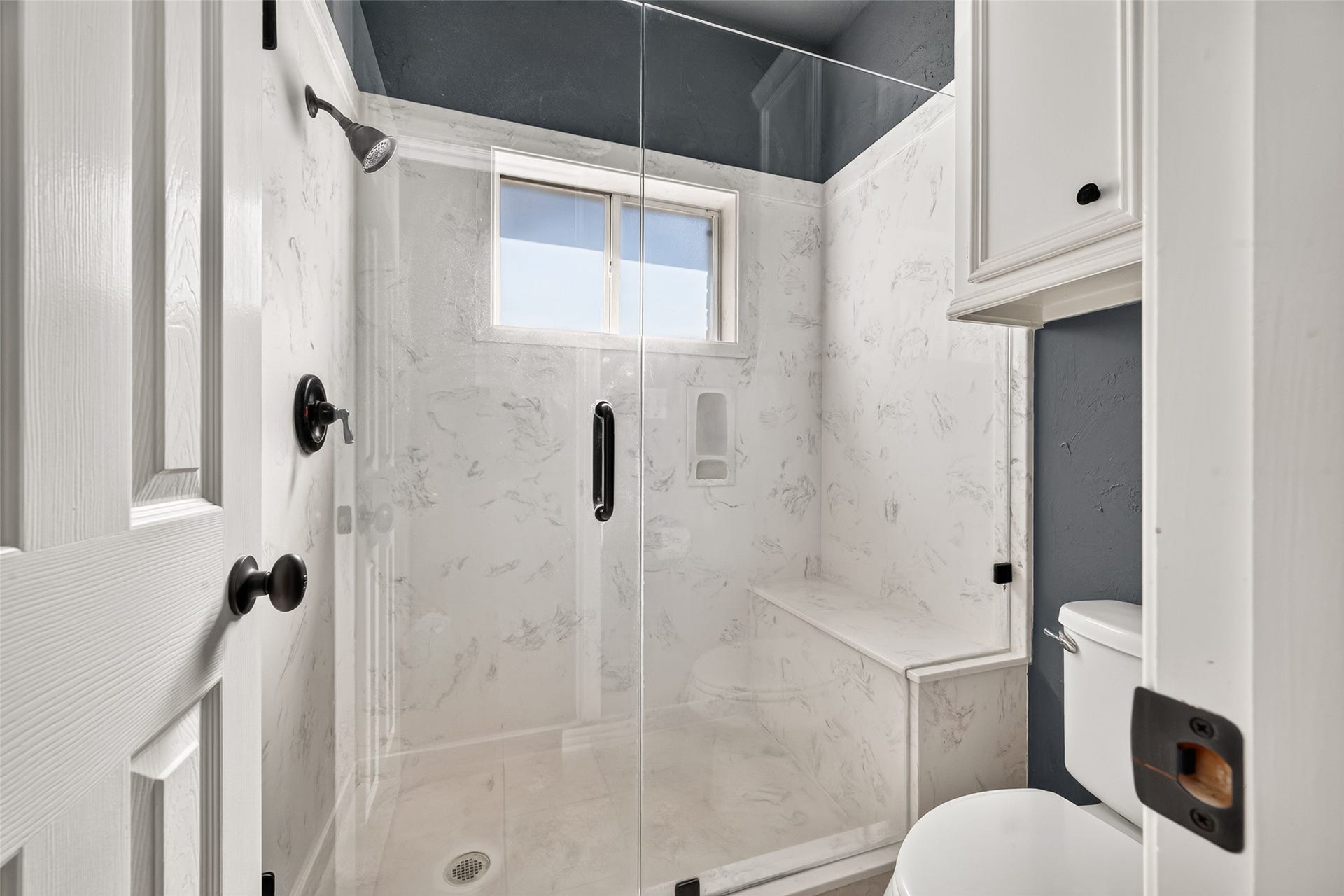 103 Fairway View Court, Montgomery, TX 77356 Spacious shower with built in seat