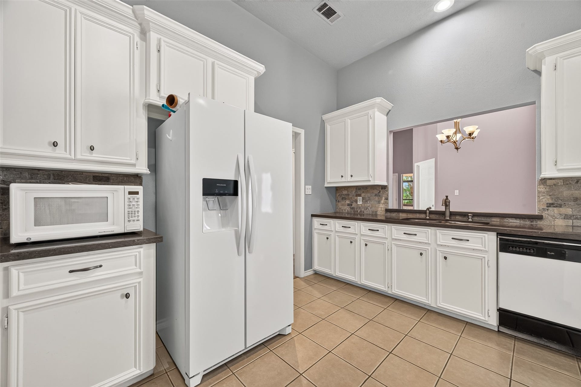103 Fairway View Court, Montgomery, TX 77356 High ceilings throughout