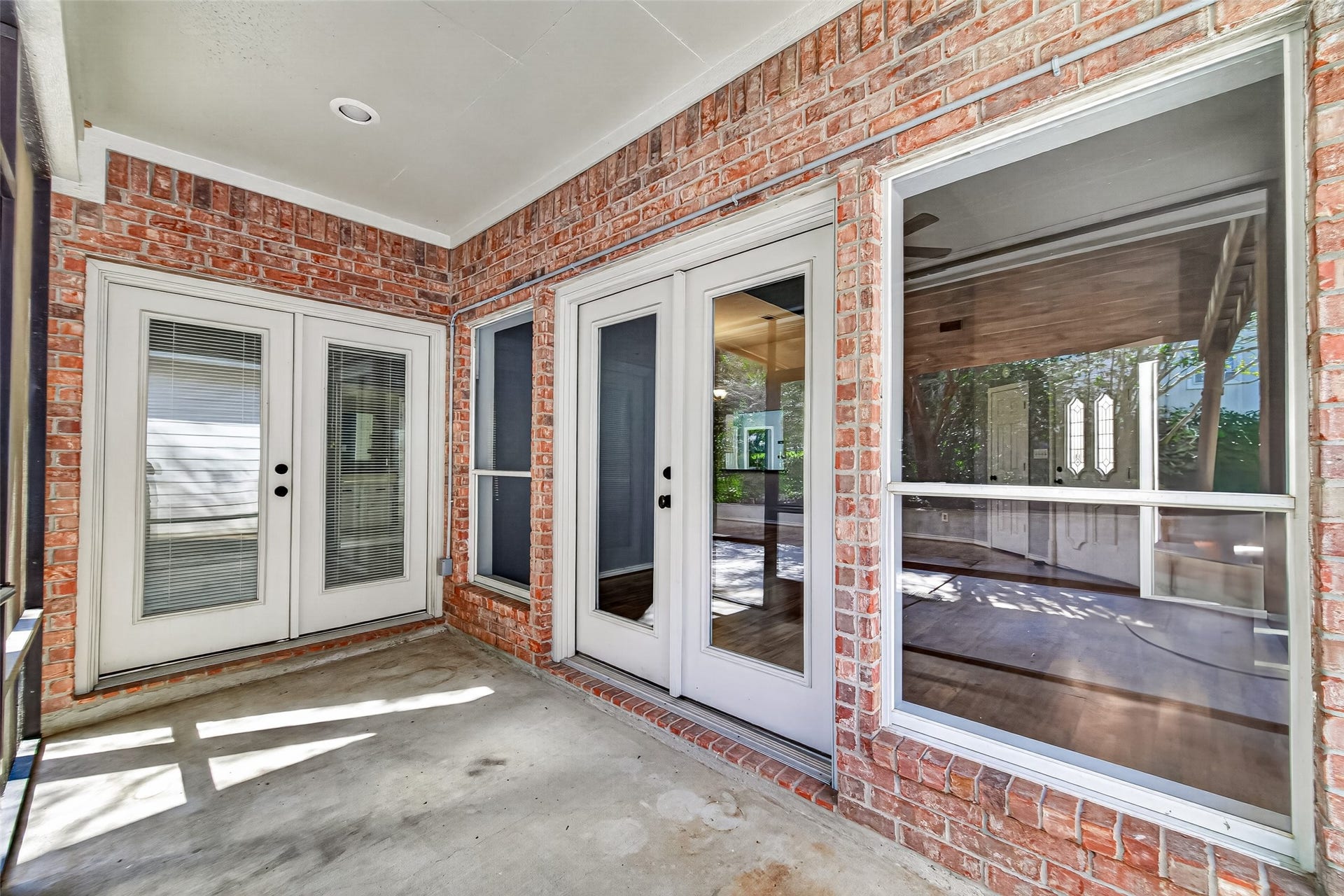 103 Fairway View Court, Montgomery, TX 77356 Screened porch