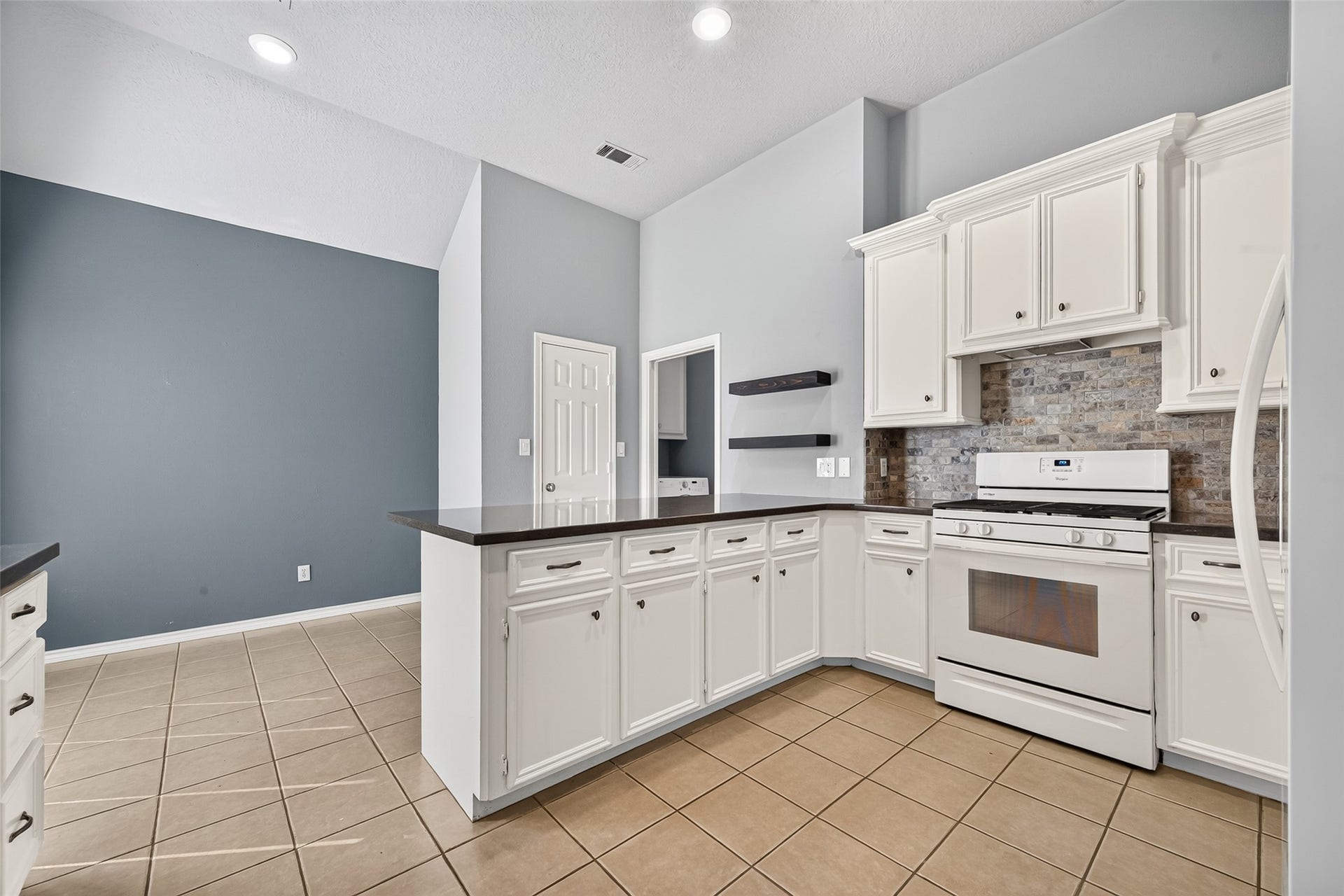 103 Fairway View Court, Montgomery, TX 77356 Light and bright kitchen with plenty of cabinets for storage