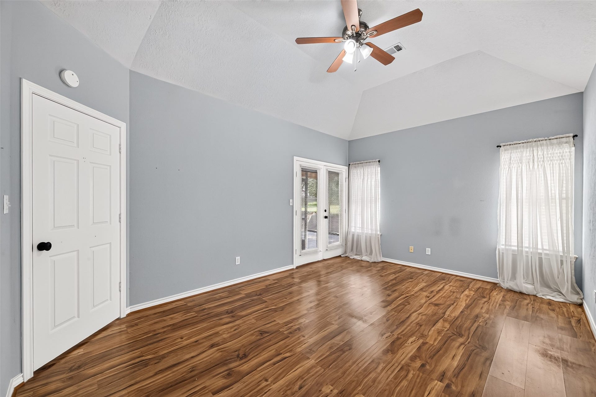 103 Fairway View Court, Montgomery, TX 77356 Primary bedroom with entry onto screened porch